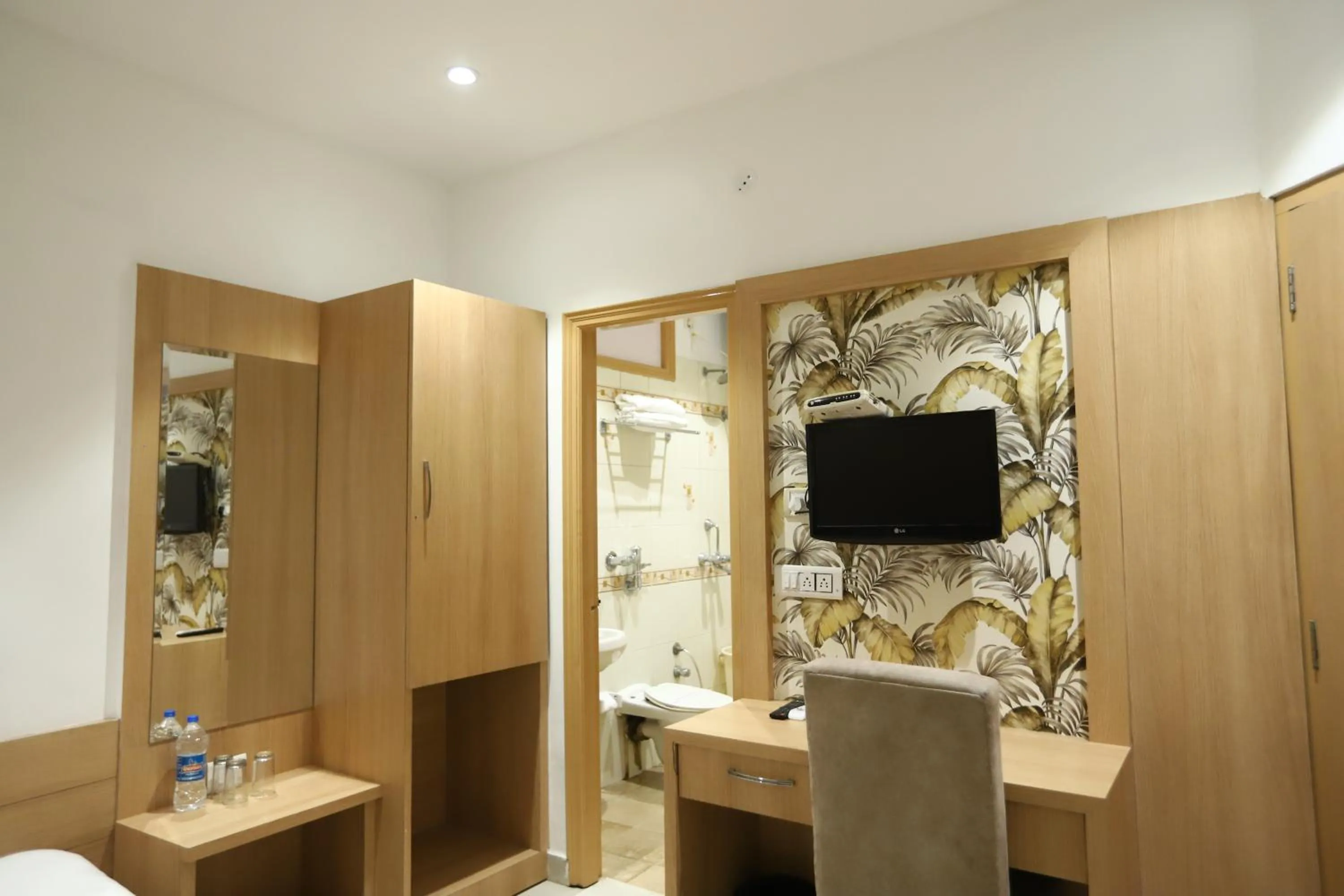 TV and multimedia in Hotel Malhotra inn 50 Meter from Golden Temple