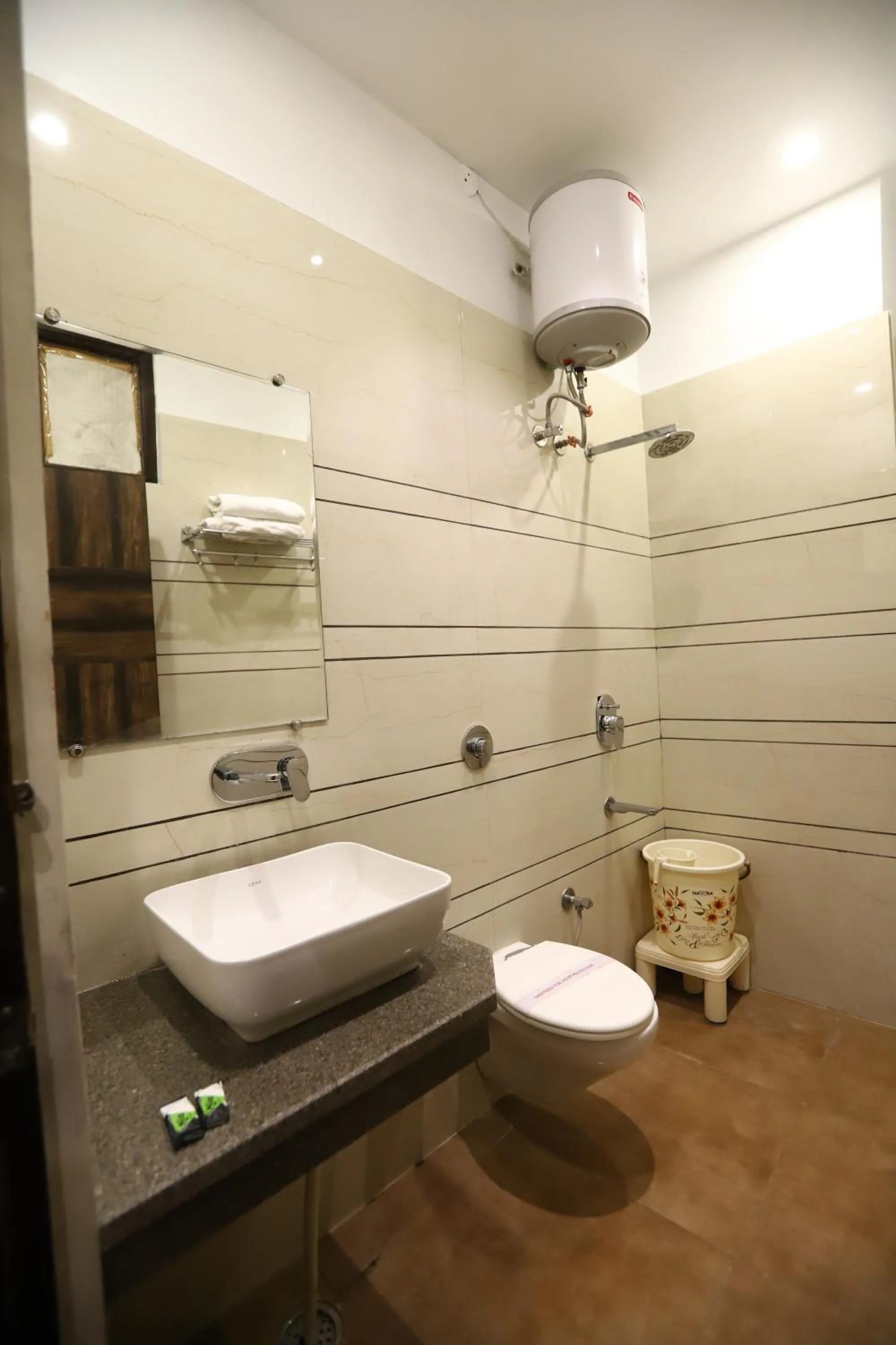 Toilet in Hotel Malhotra inn 50 Meter from Golden Temple