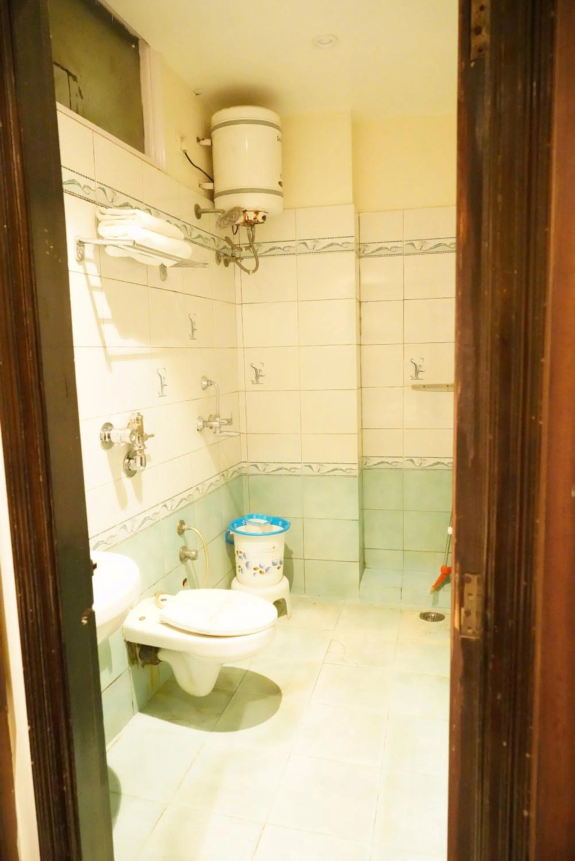 Bathroom in Hotel Malhotra inn 50 Meter from Golden Temple