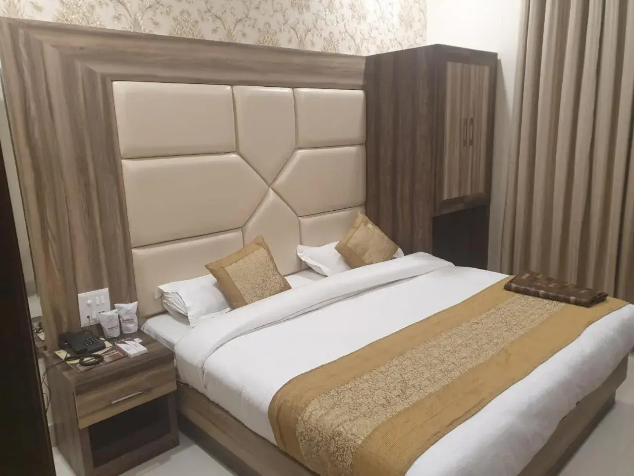 Bedroom, Bed in Hotel Malhotra inn 50 Meter from Golden Temple Bedroom, Bed in Hotel Malhotra inn 50 Meter from Golden Temple