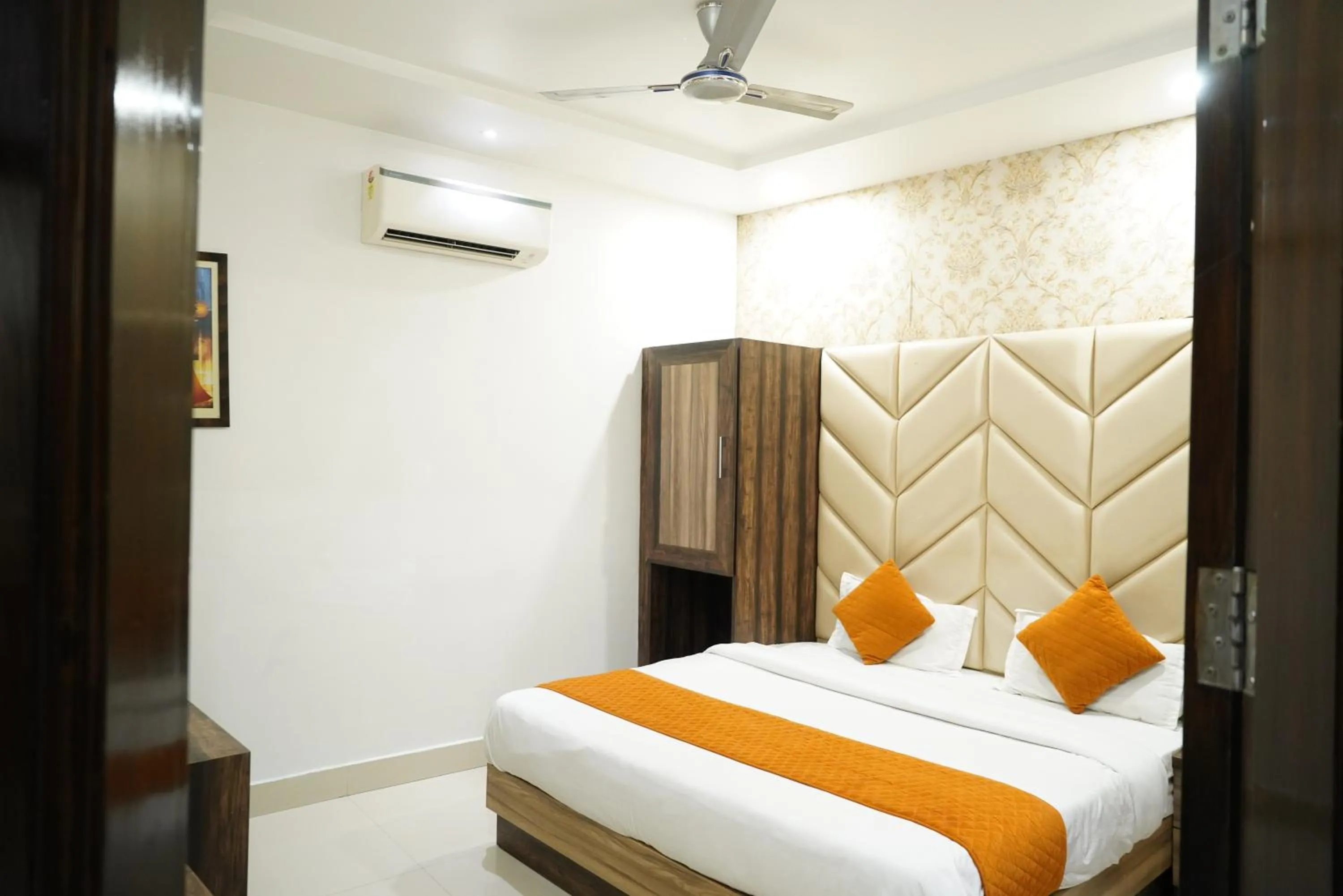 Bedroom, Bed in Hotel Malhotra inn 50 Meter from Golden Temple