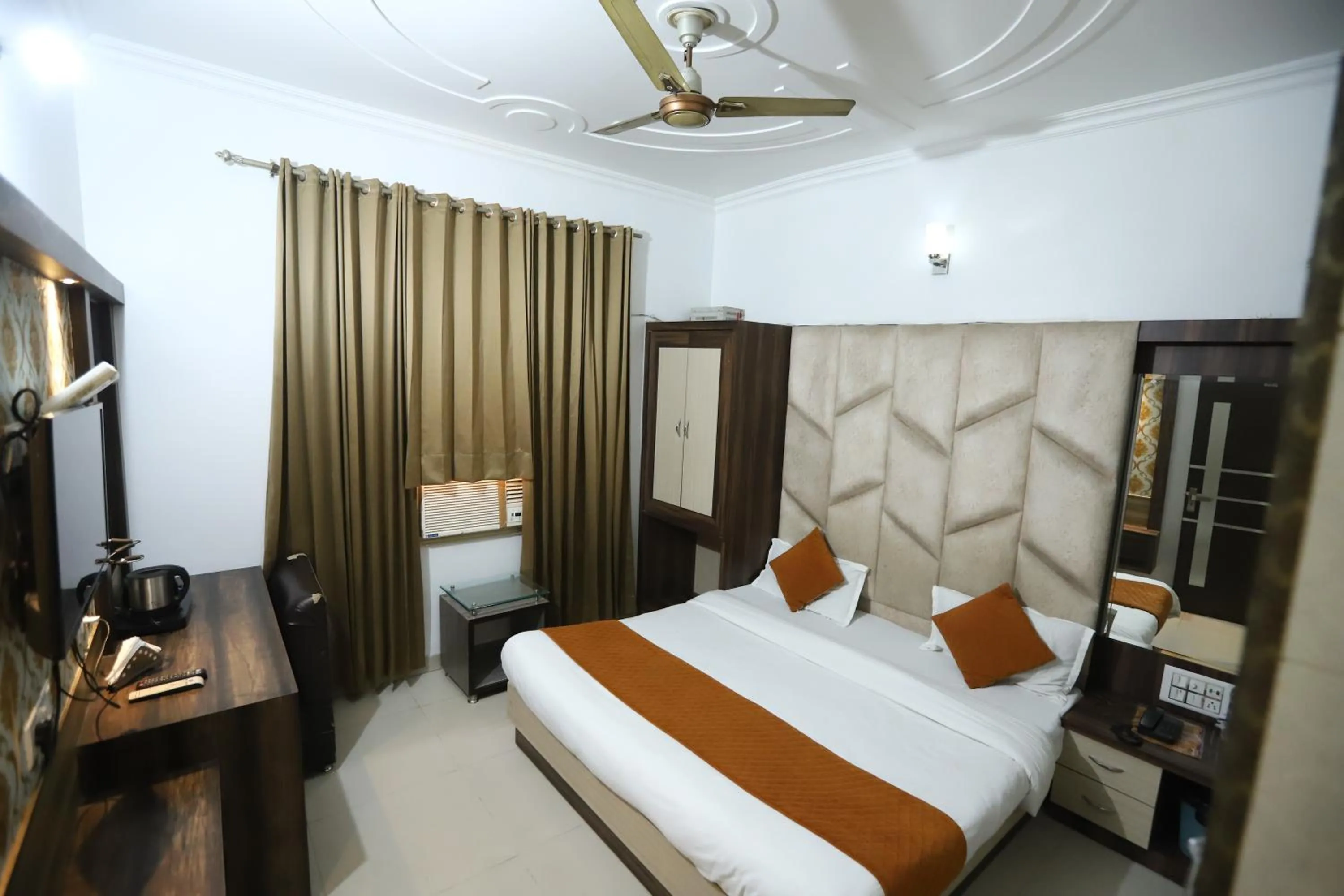 Bedroom, Bed in Hotel Malhotra inn 50 Meter from Golden Temple