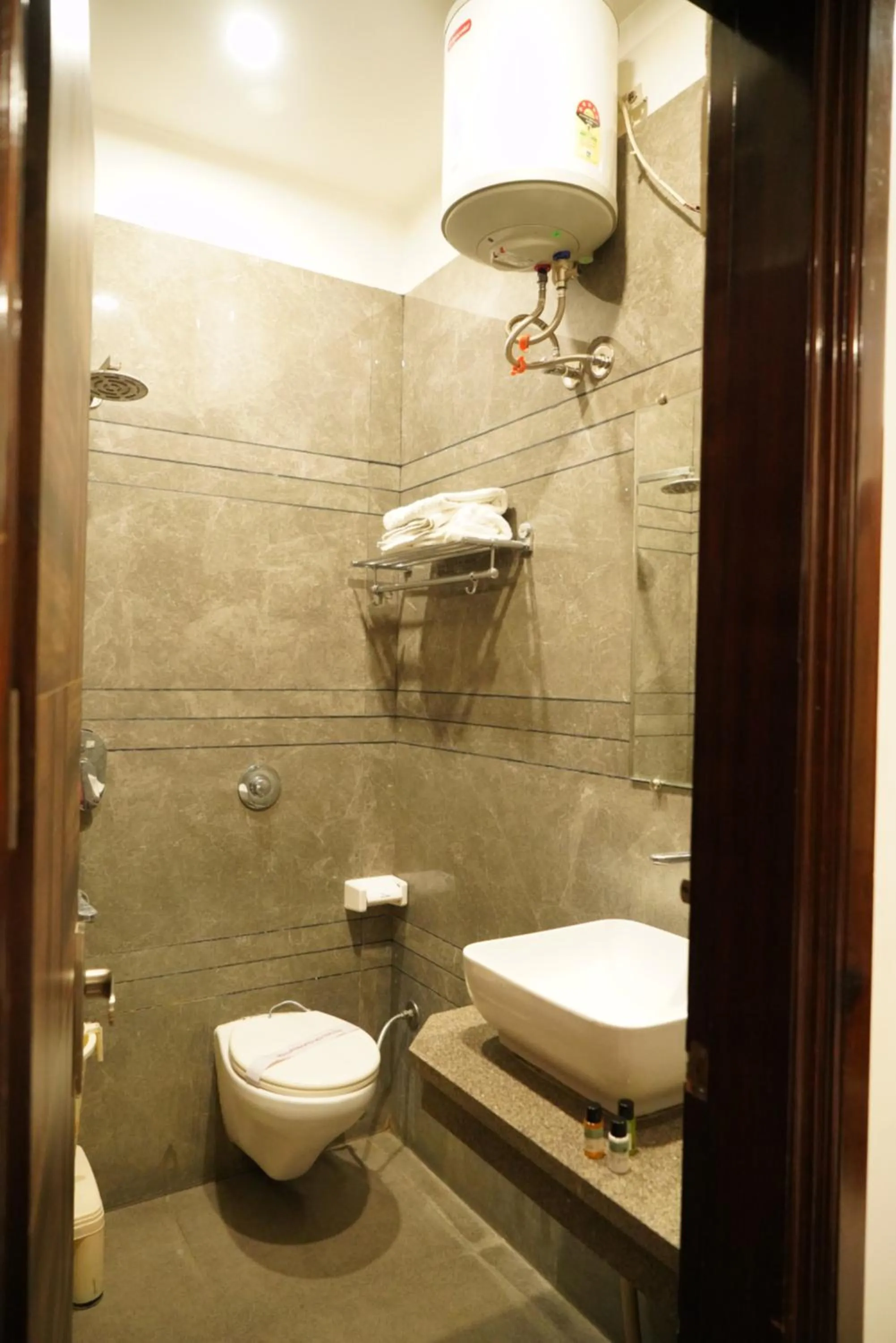 Bathroom in Hotel Malhotra inn 50 Meter from Golden Temple