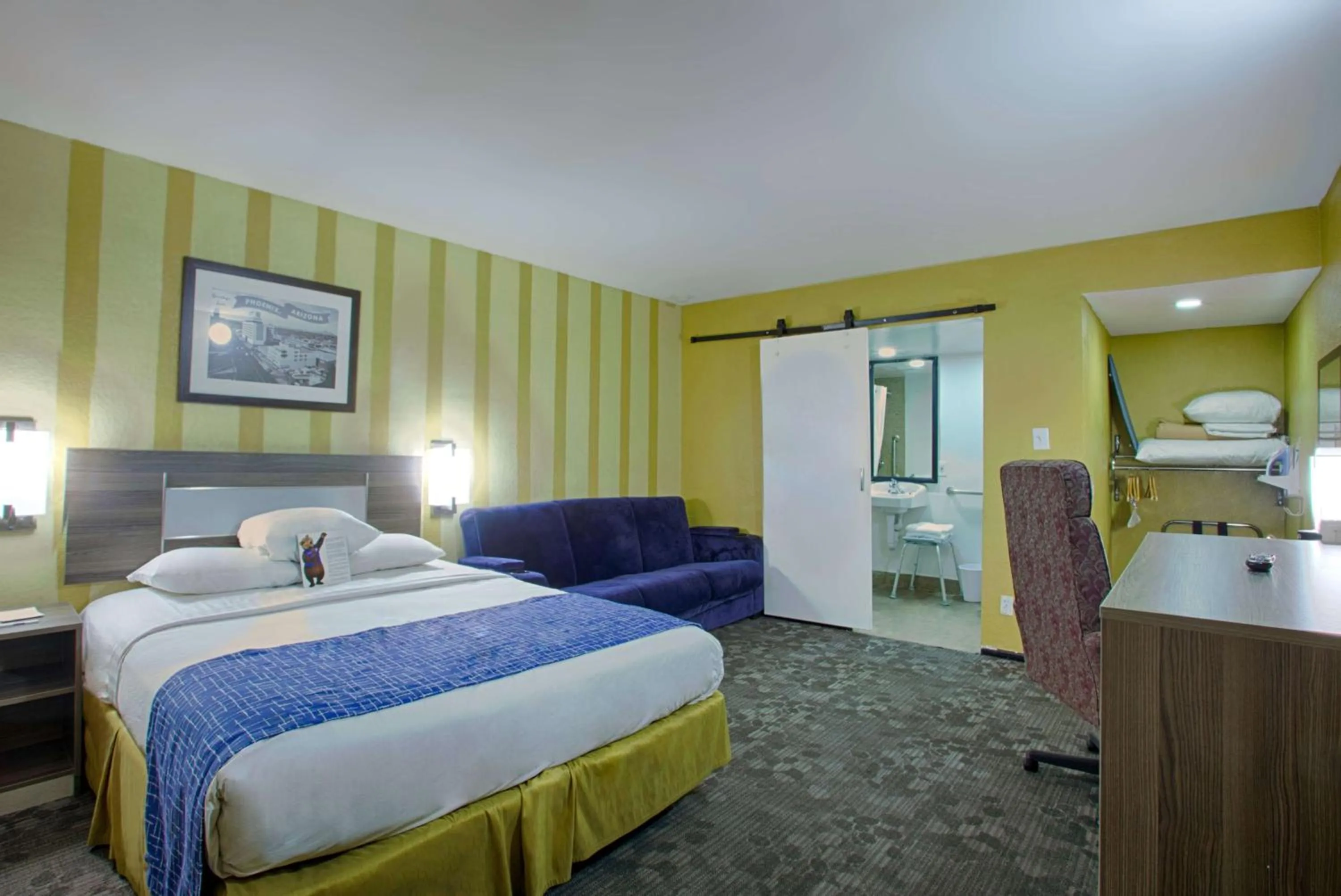 Photo of the whole room, Bed in City Center Downtown