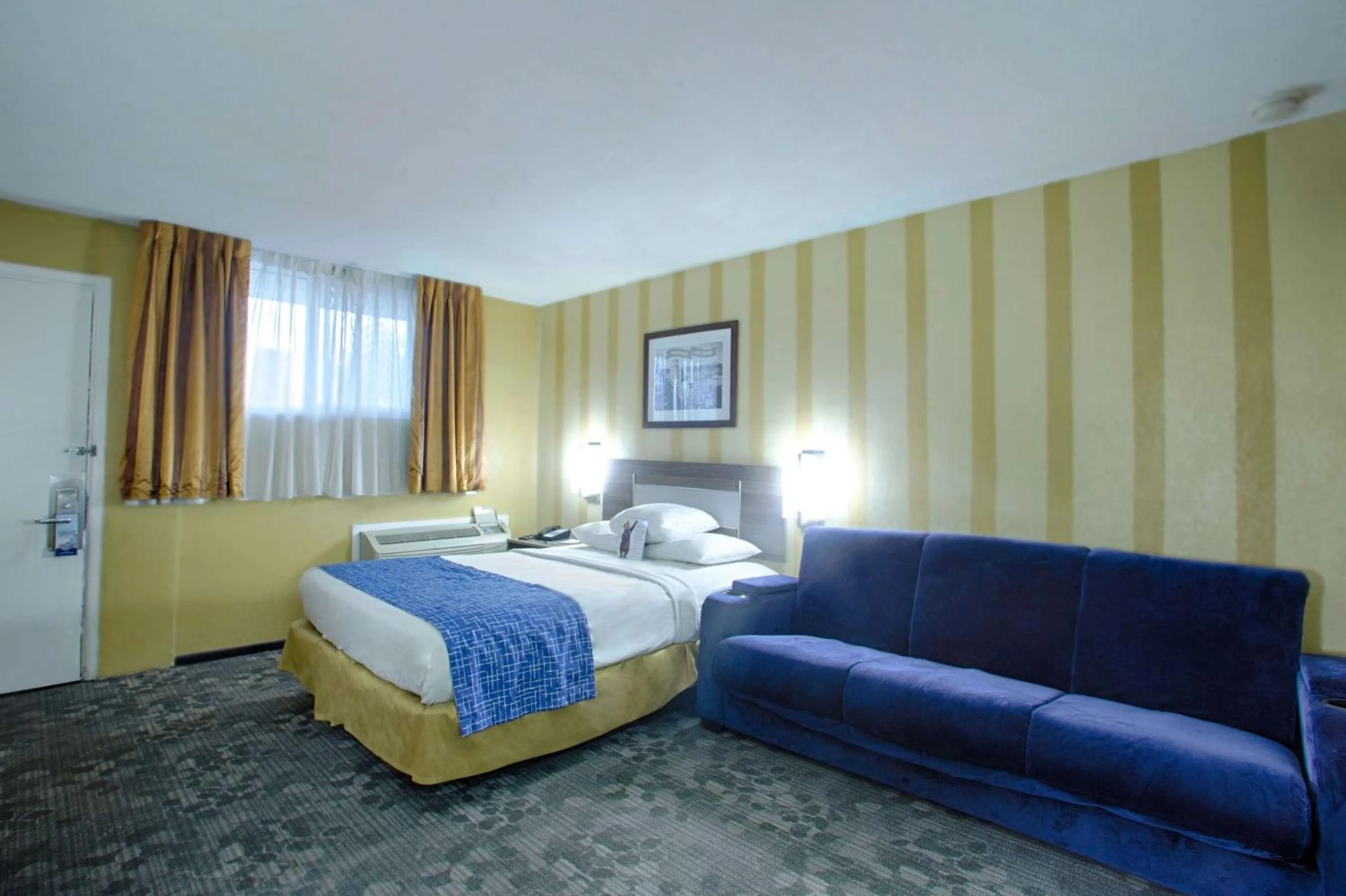 Photo of the whole room, Bed in City Center Downtown