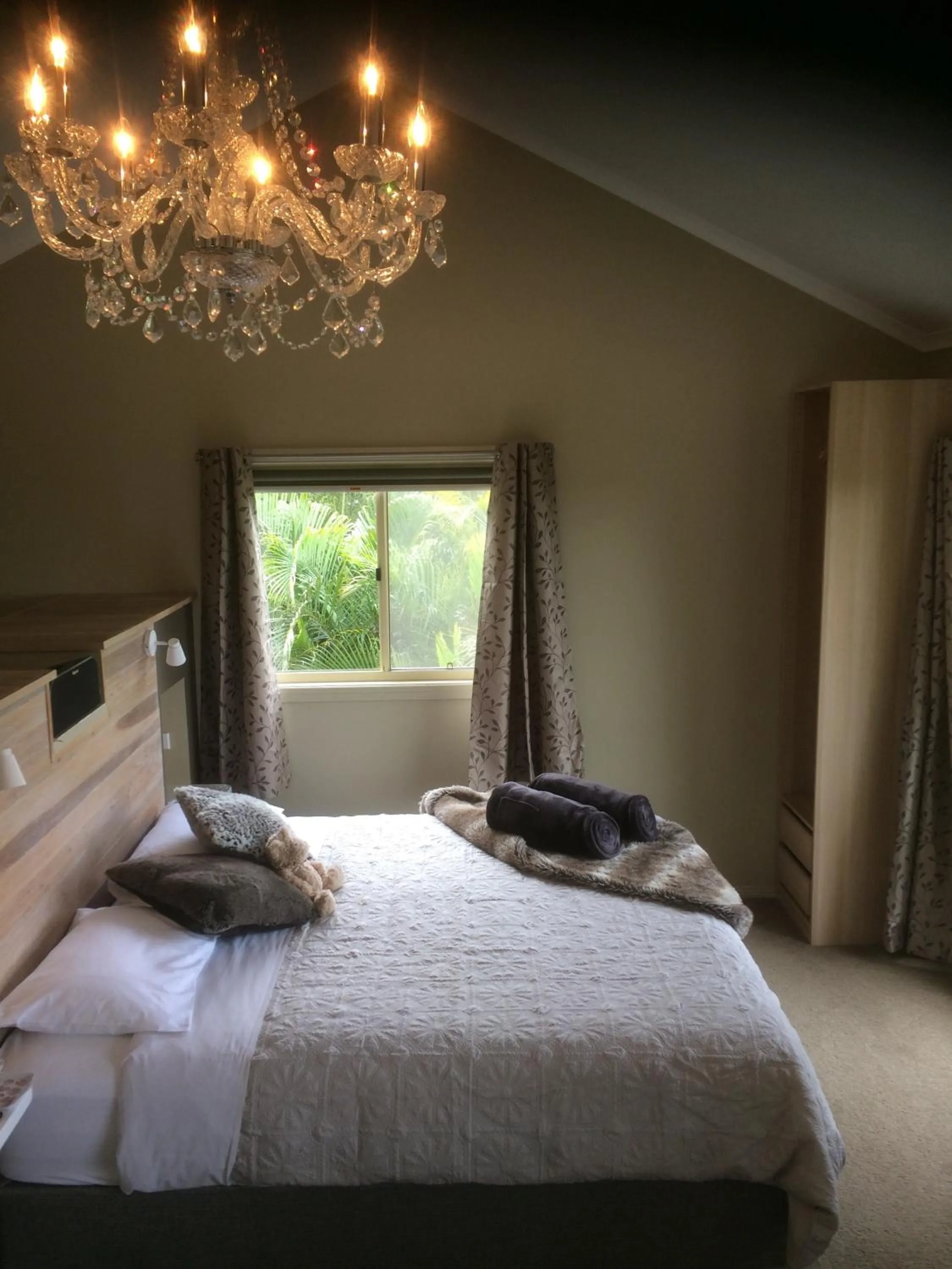 Bedroom, Bed in Maleny Luxury Cottages