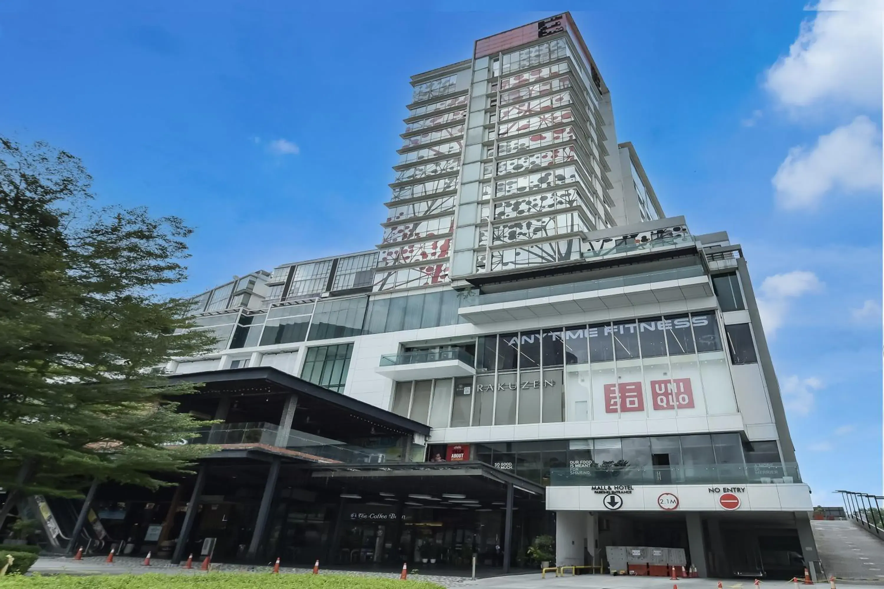 Facade/entrance in Sunday Hotel Subang Facade/entrance in Sunday Hotel Subang