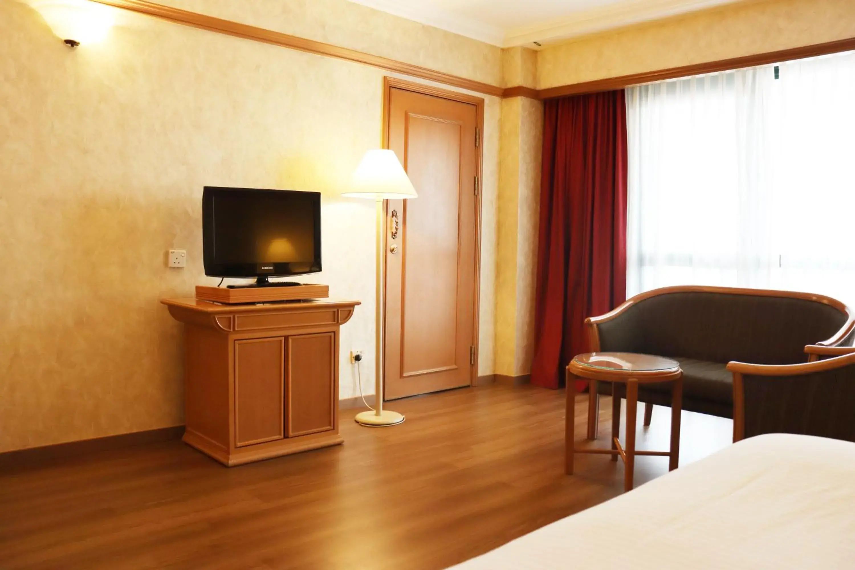 Communal lounge/ TV room, Bed in Grand Palace Hotel Communal lounge/ TV room, Bed in Grand Palace Hotel