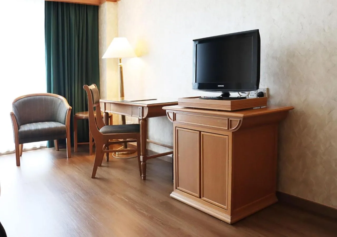 Communal lounge/ TV room in Grand Palace Hotel