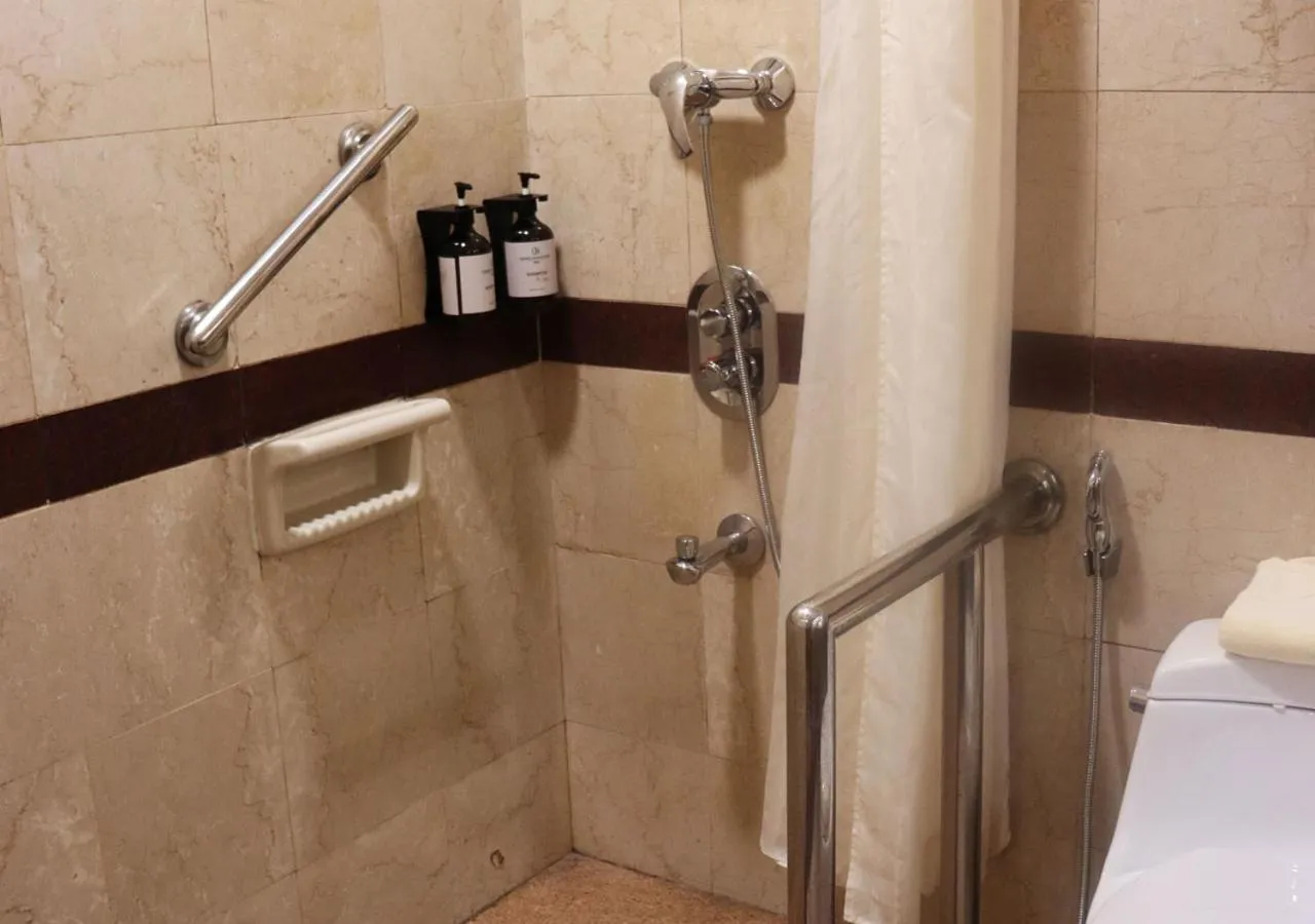 Shower in Grand Palace Hotel