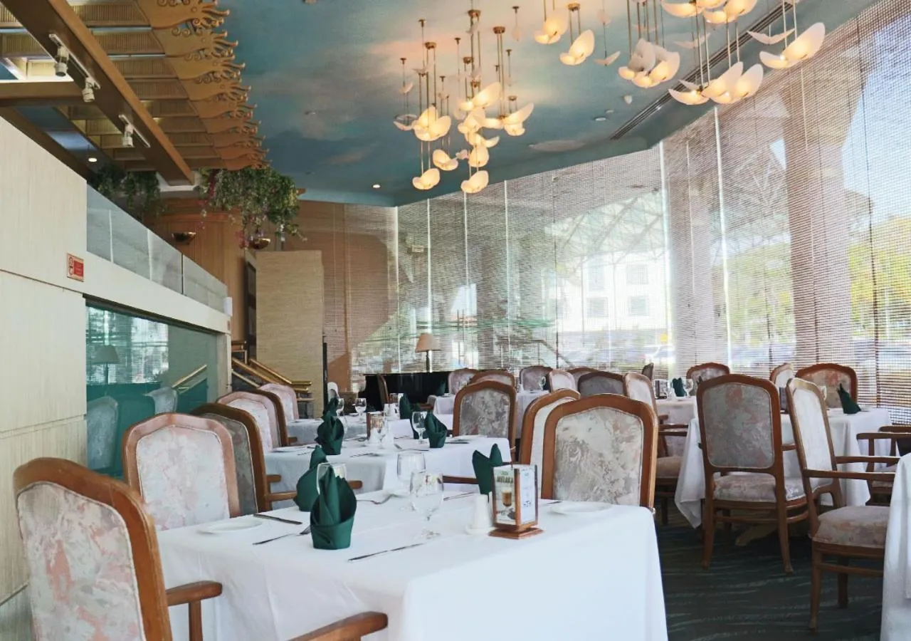 Restaurant/places to eat in Grand Palace Hotel