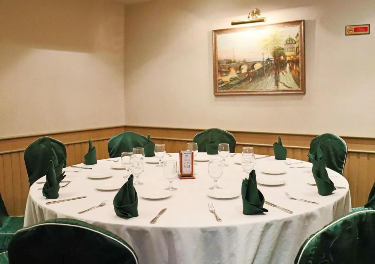 Restaurant/places to eat in Grand Palace Hotel