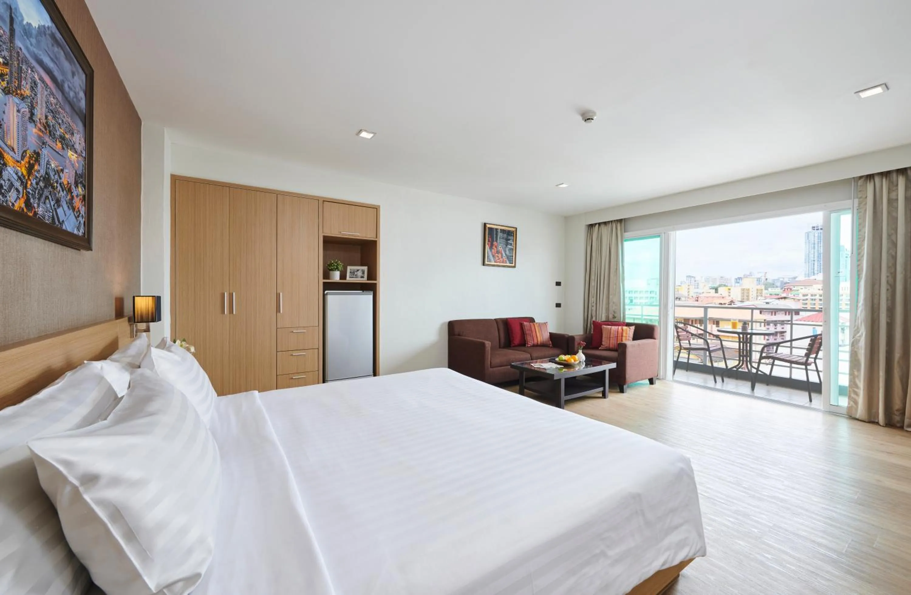 Photo of the whole room, Bed in Adelphi Pattaya