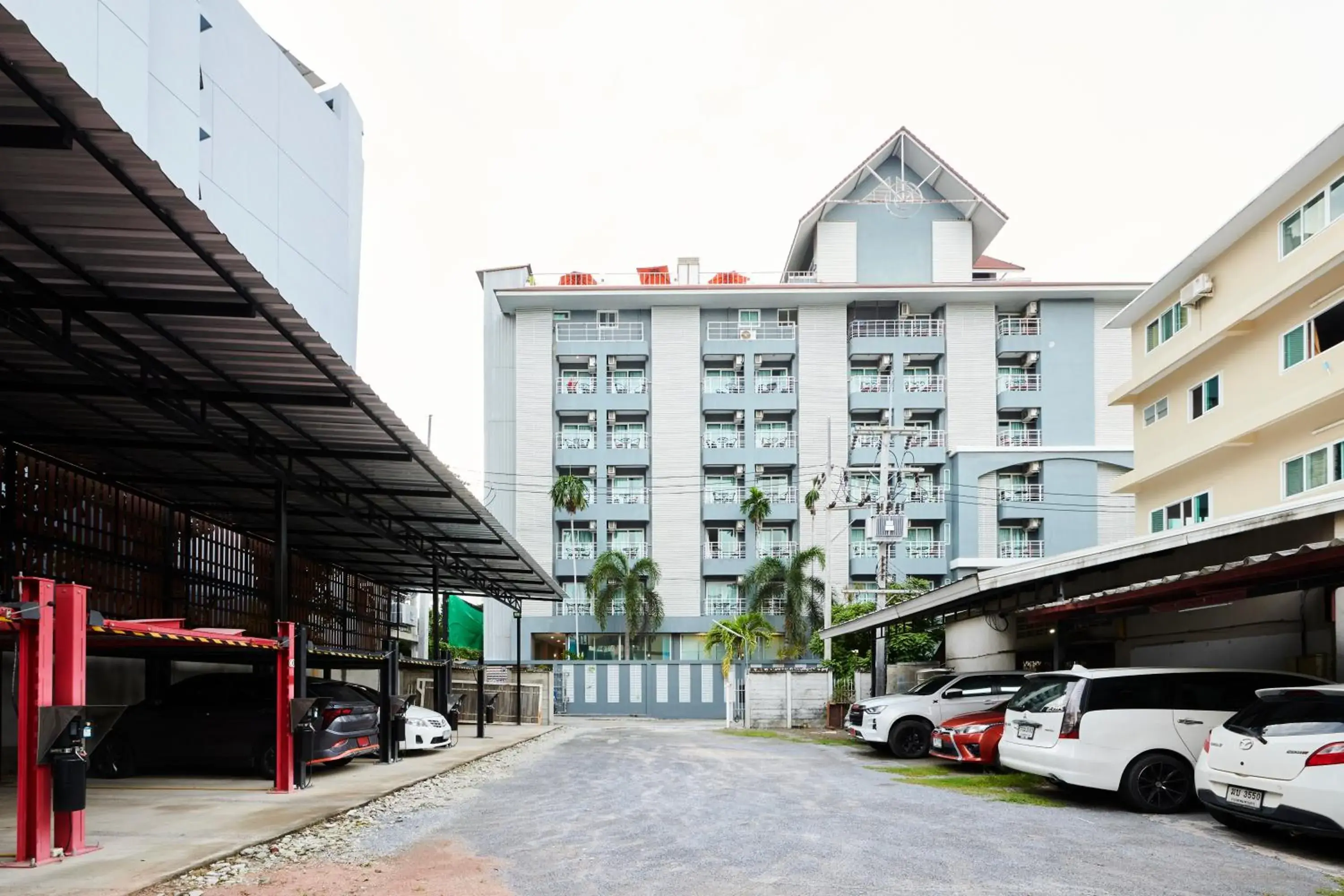 Parking in Adelphi Pattaya Parking in Adelphi Pattaya