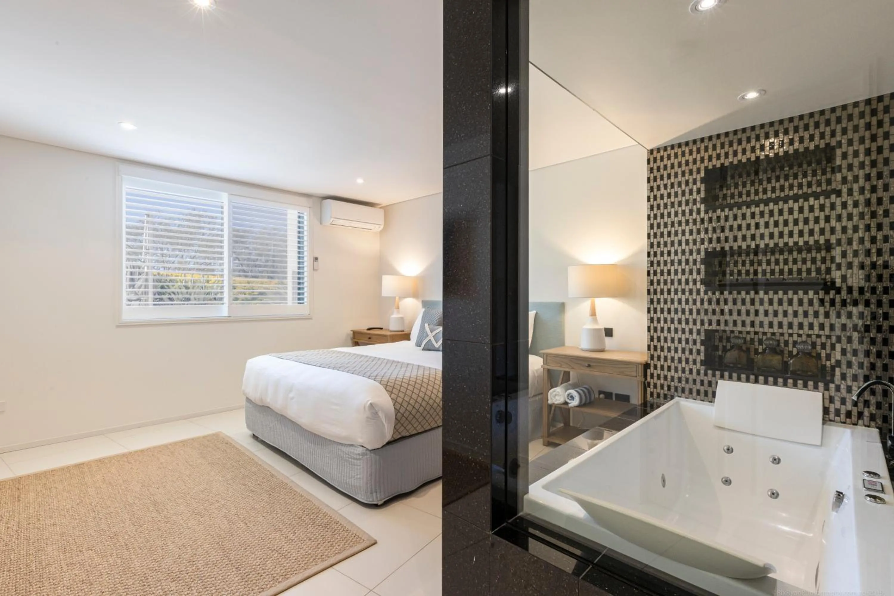 Bathroom, Bed in Bay Royal Apartments