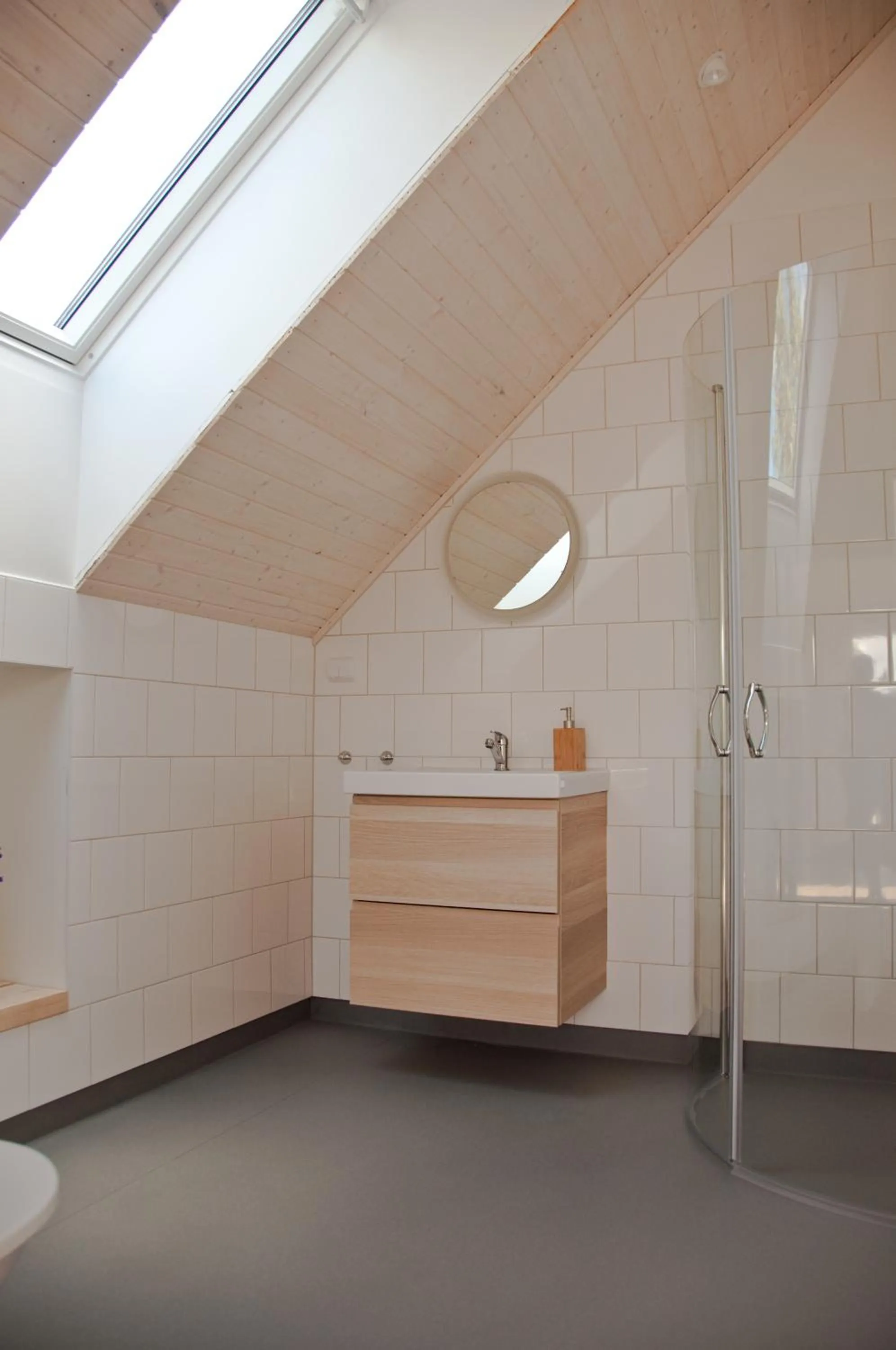 Shower in Escape to PaulssonPaleo