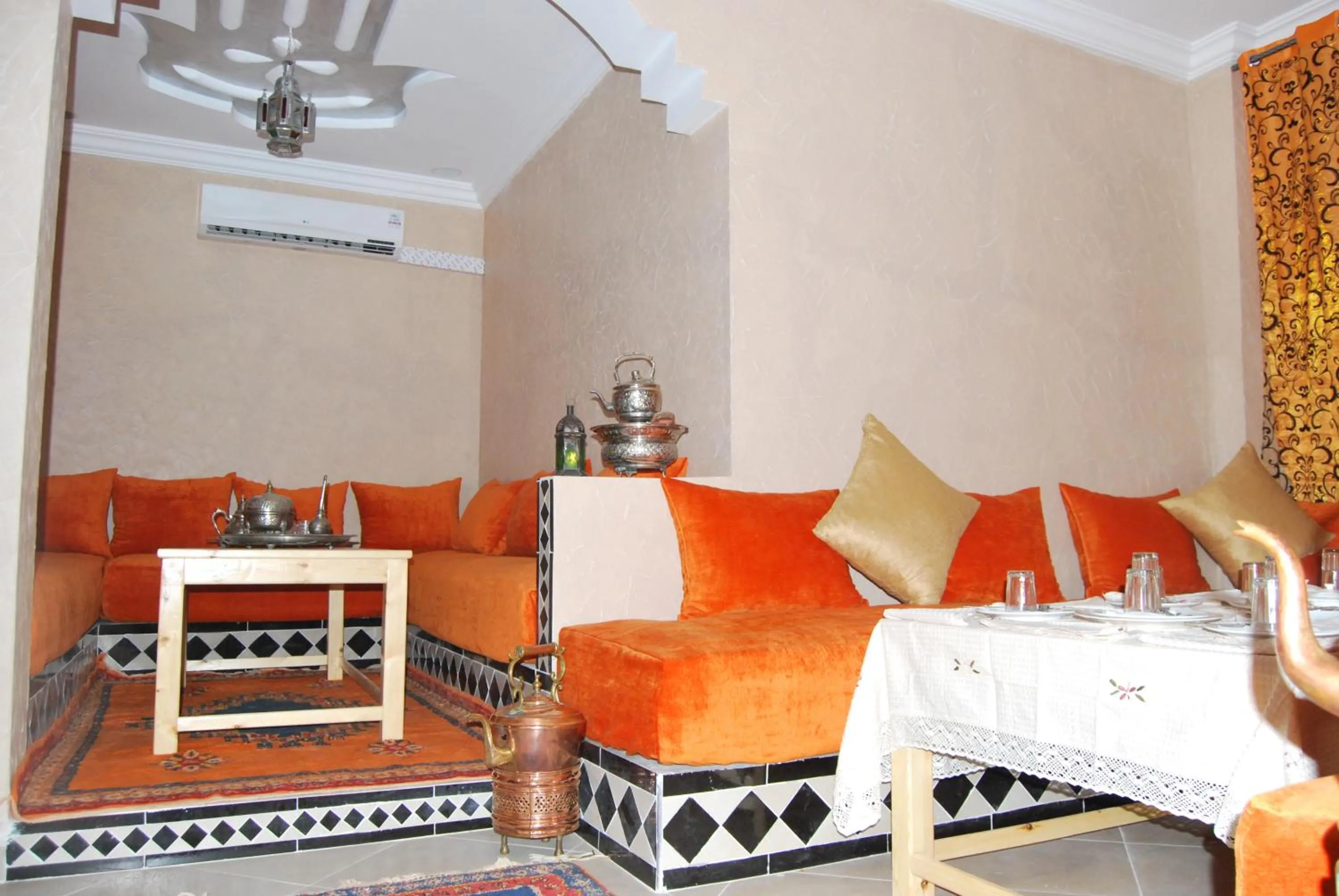 Restaurant/places to eat in Résidence MARWA