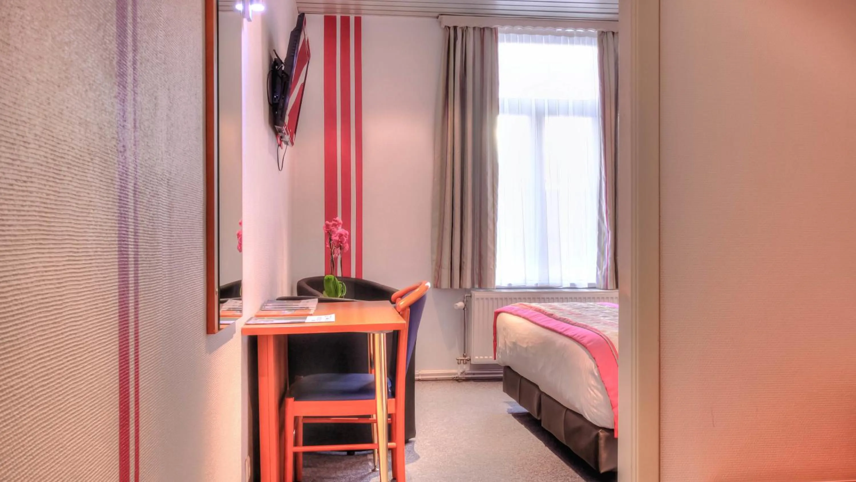 TV and multimedia, Bed in Hotel Le Terminus