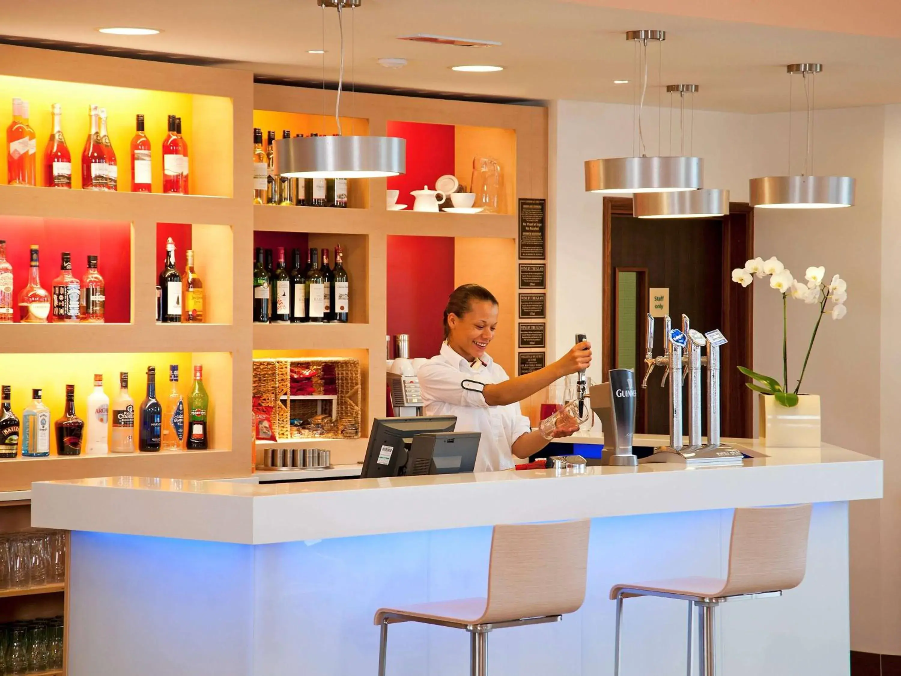 Lounge or bar in ibis Gloucester