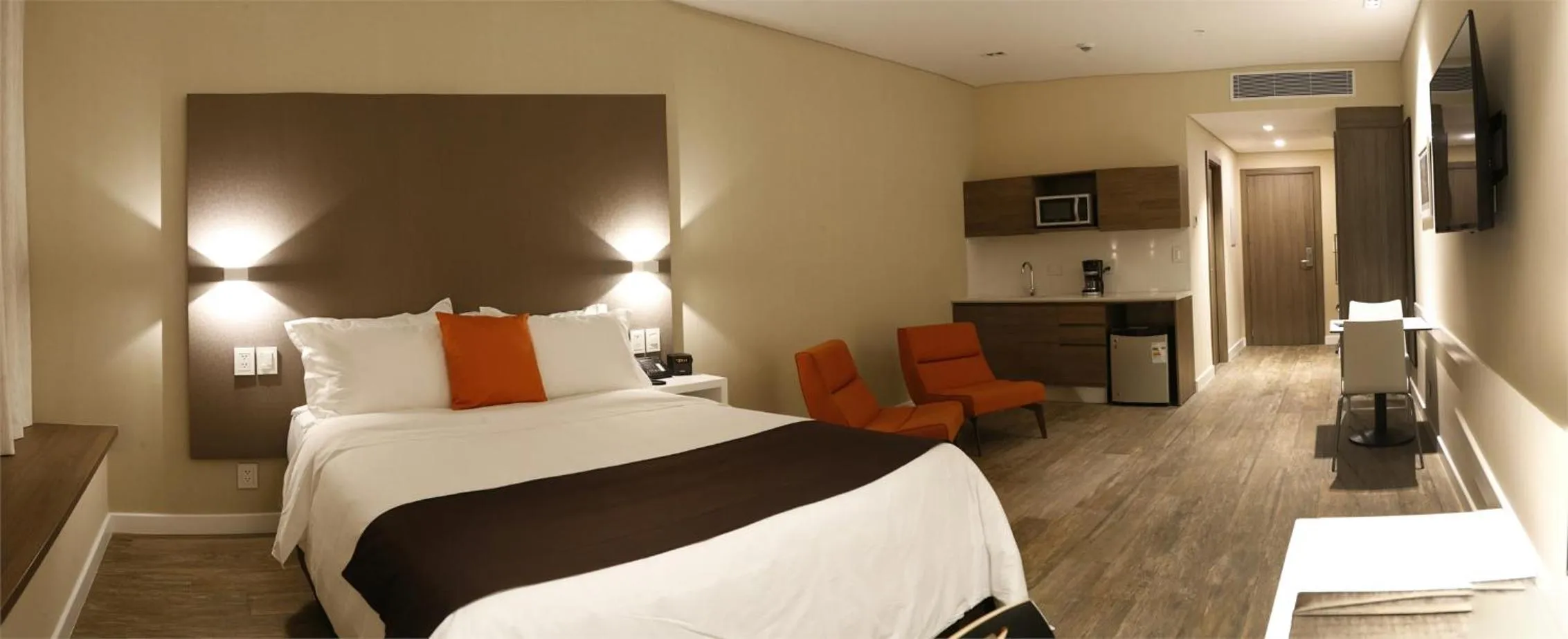 Photo of the whole room, Bed in Paseo La Galería Hotel & Suites