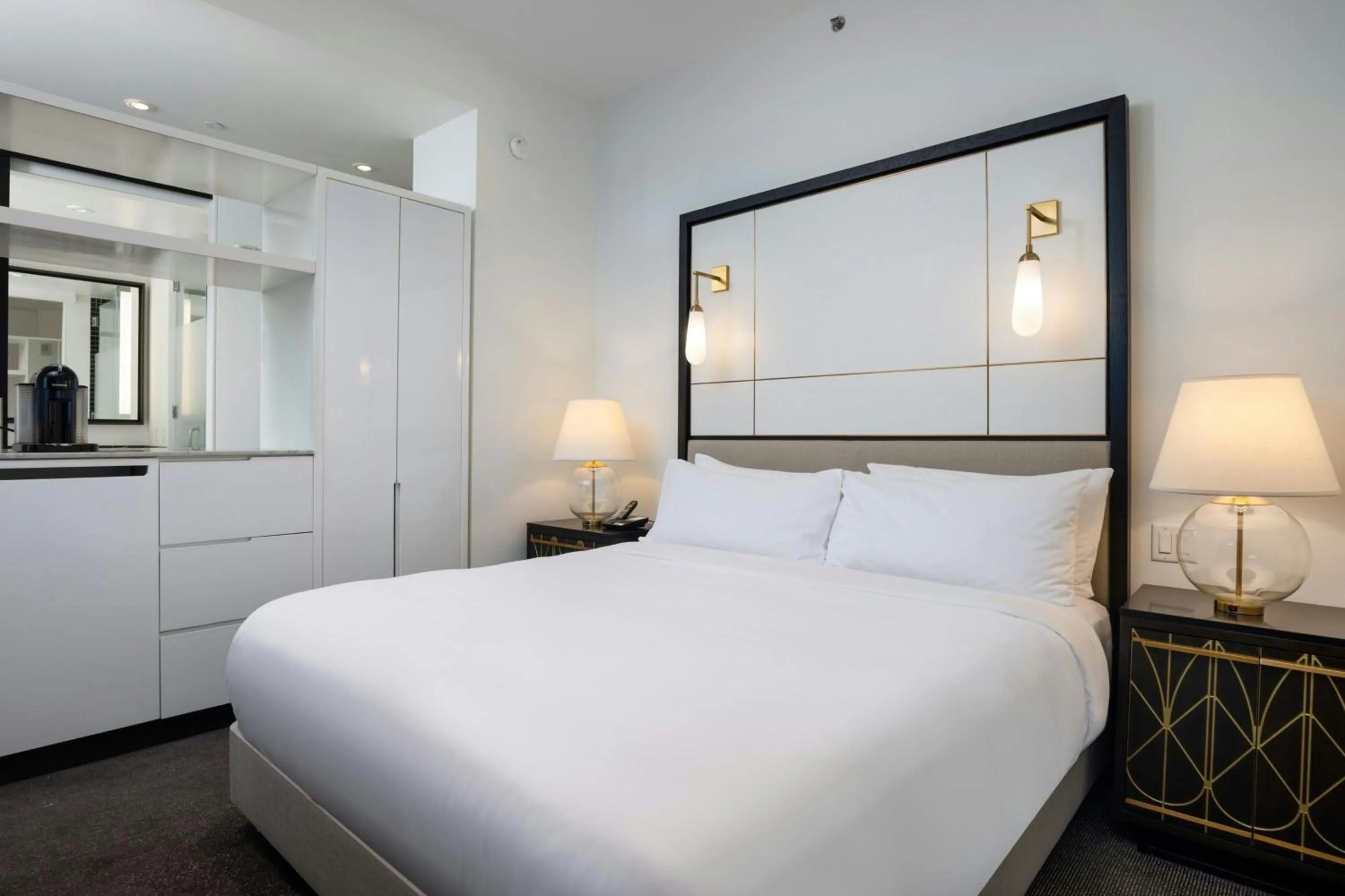 Bedroom, Bed in The Laura Hotel, Houston Downtown, Autograph Collection