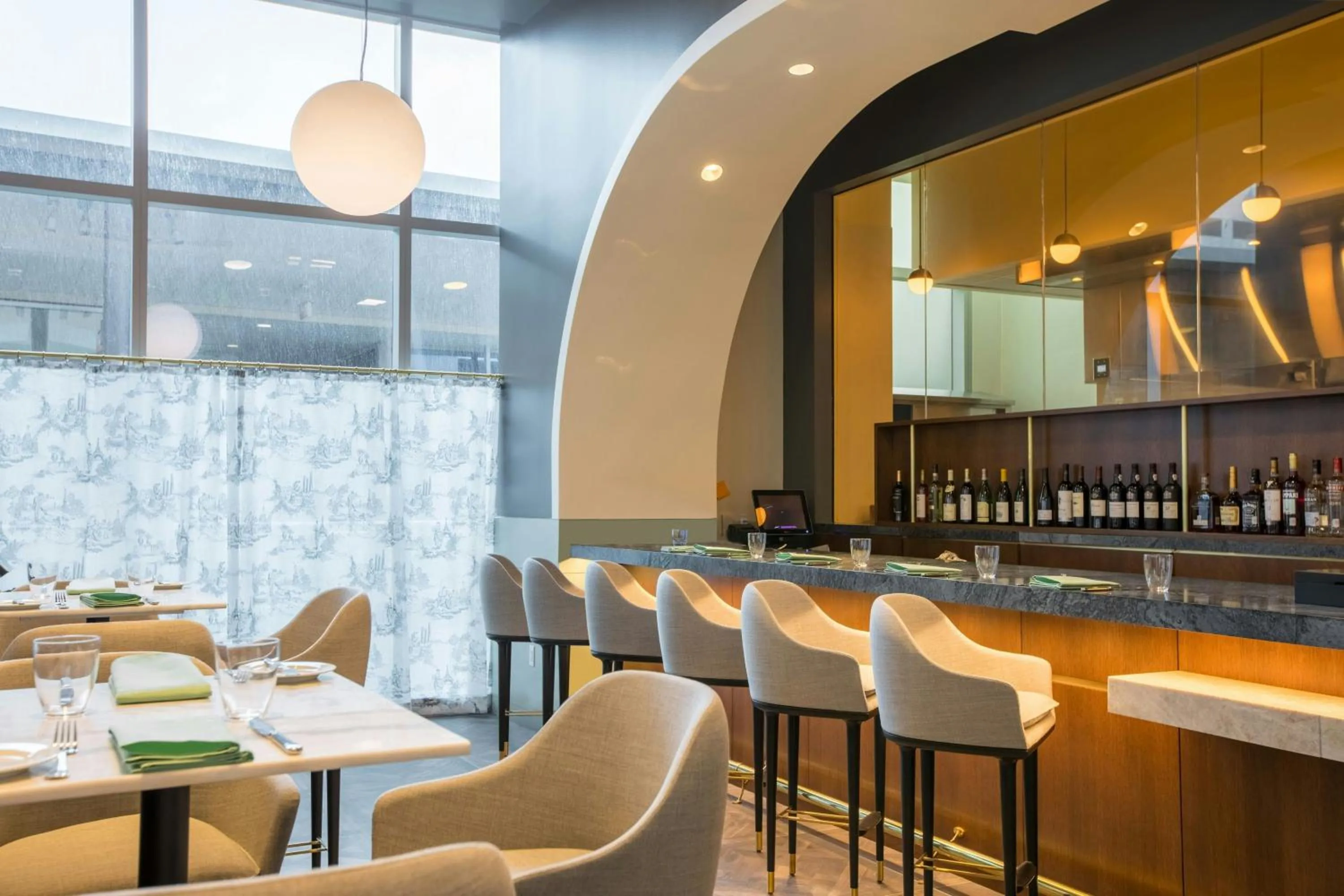 Lounge or bar in The Laura Hotel, Houston Downtown, Autograph Collection