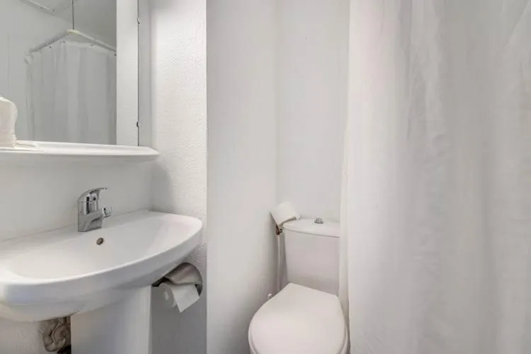 Bathroom in Rev'Hotel