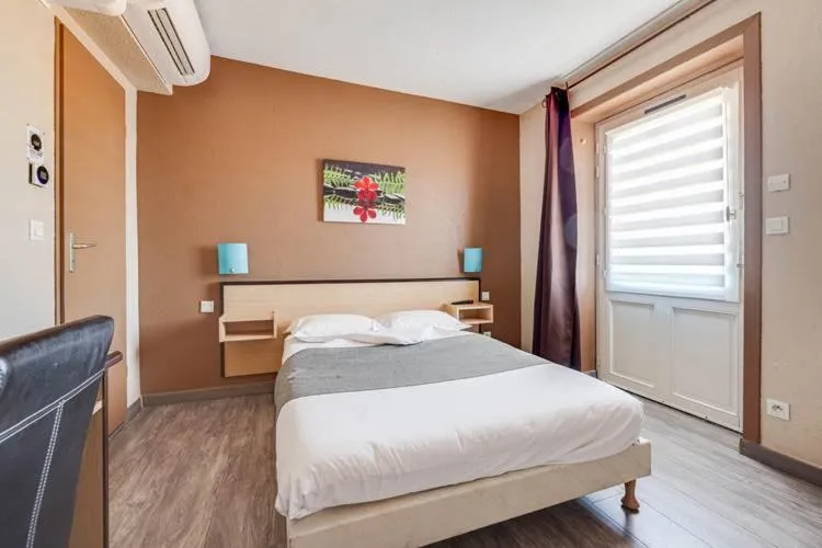 Photo of the whole room, Bed in Rev'Hotel