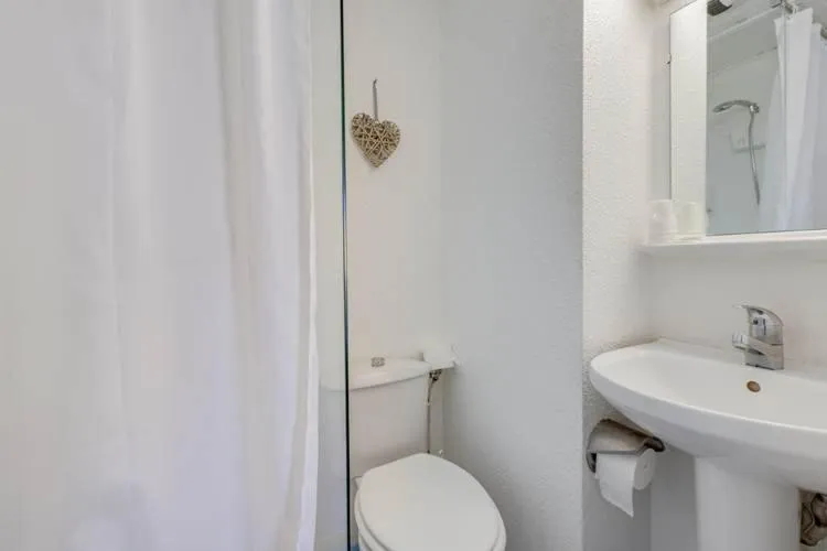 Bathroom in Rev'Hotel