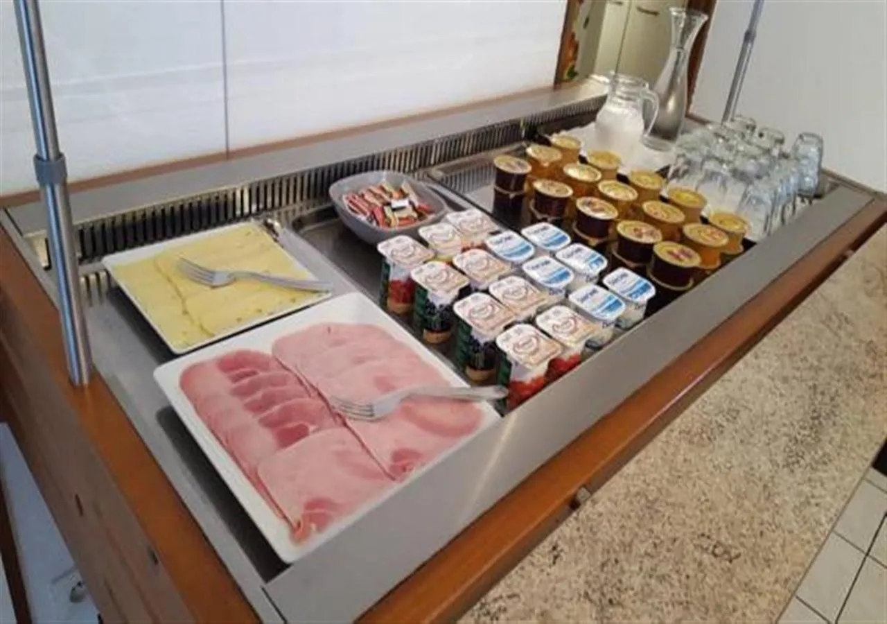 Buffet breakfast in Rev'Hotel