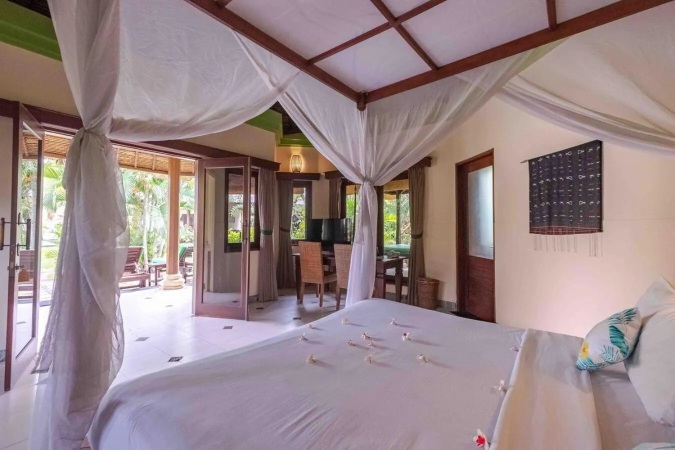 TV and multimedia, Bed in Amertha Bali Villas