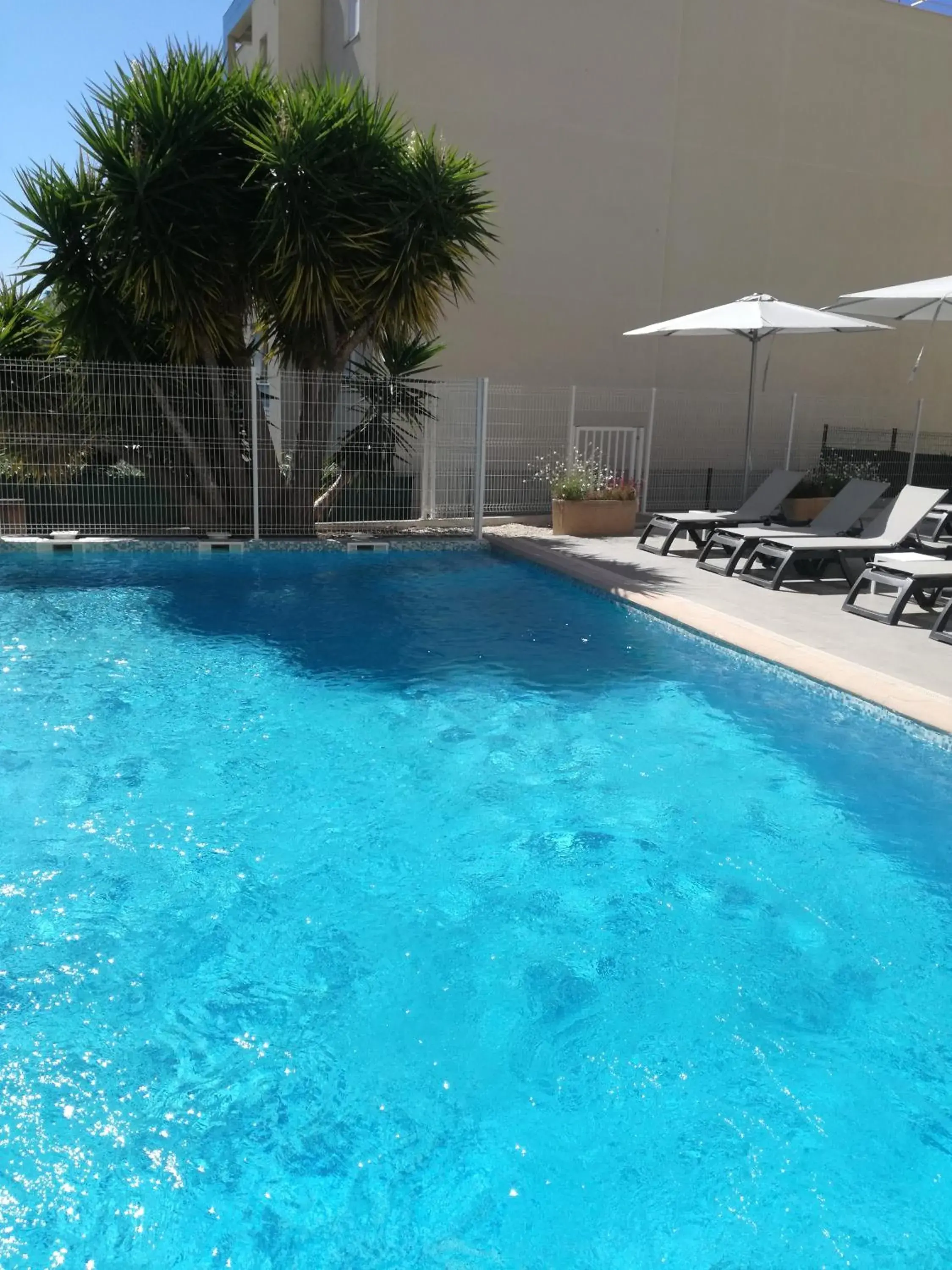 Swimming pool in Ibis Budget Hyères Swimming pool in Ibis Budget Hyères
