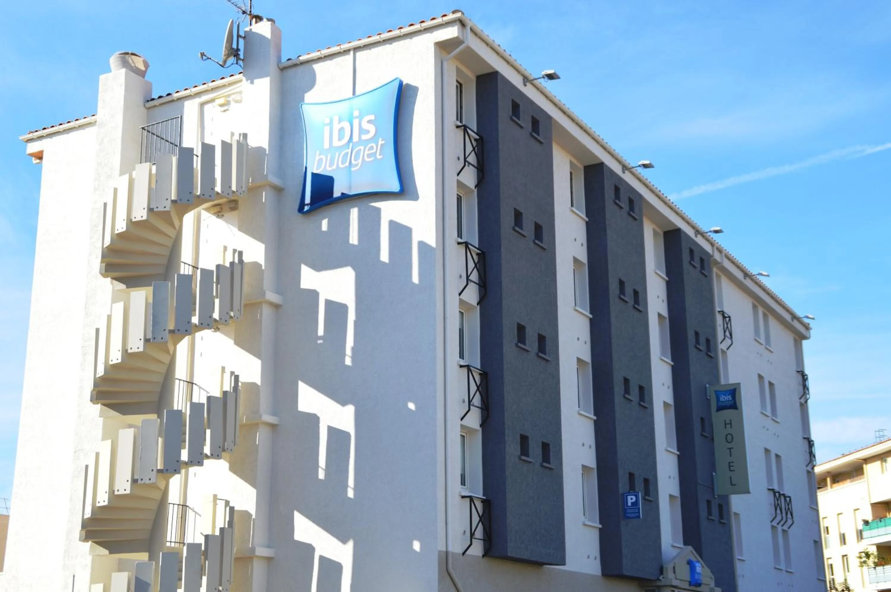 Facade/entrance in Ibis Budget Hyères