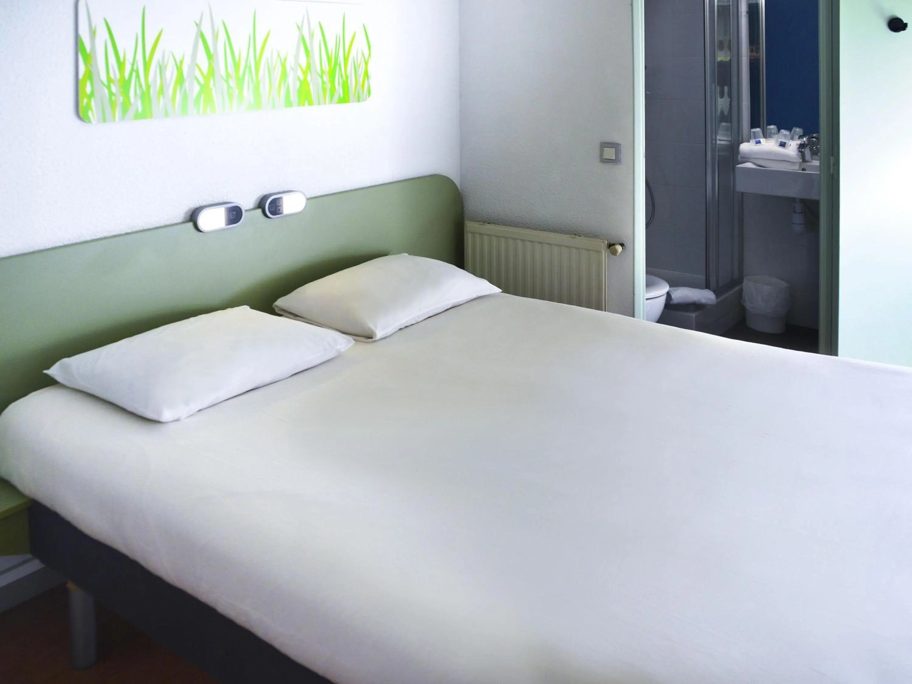 Bedroom, Bed in Ibis Budget Hyères