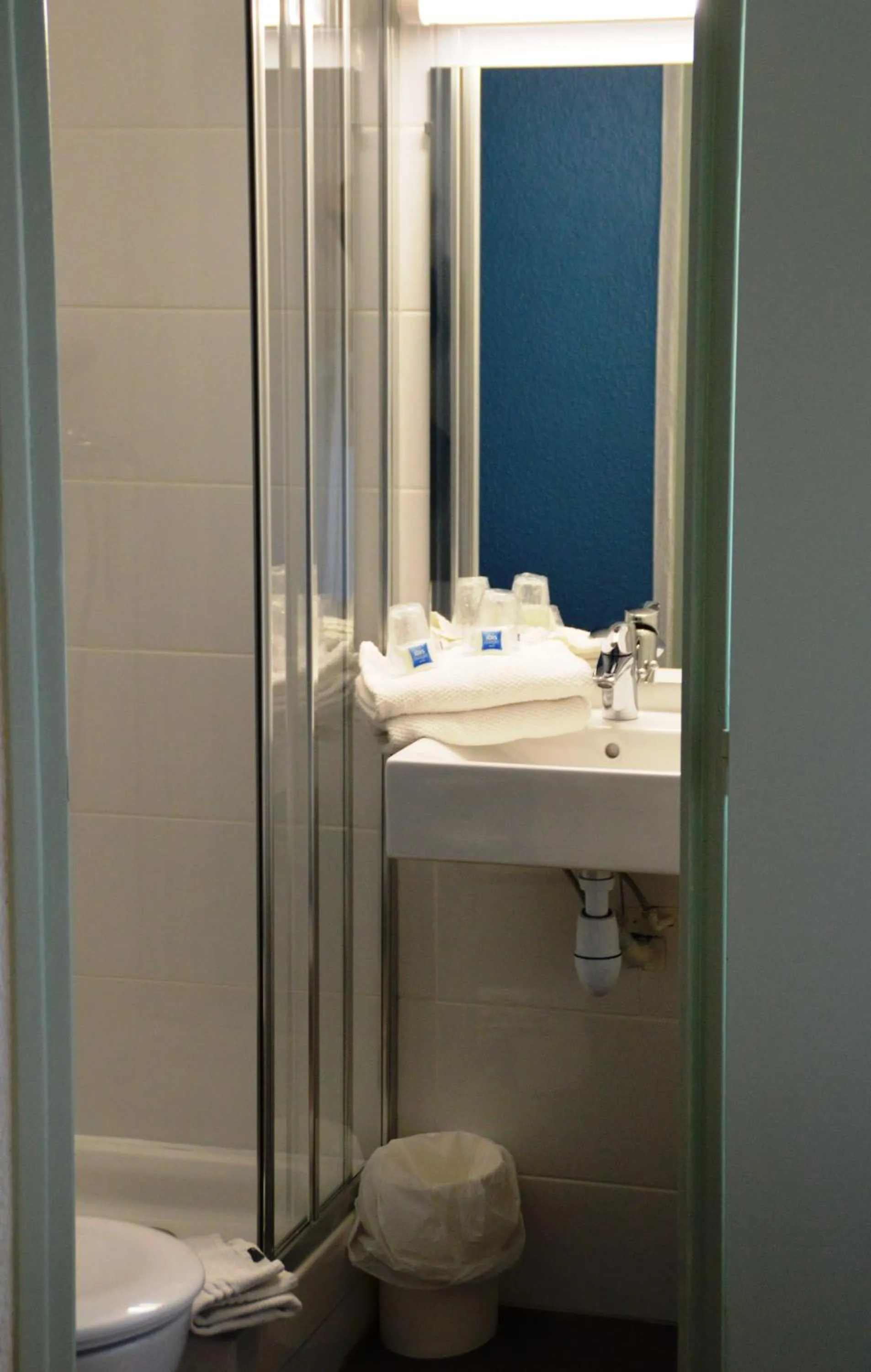 Shower in Ibis Budget Hyères