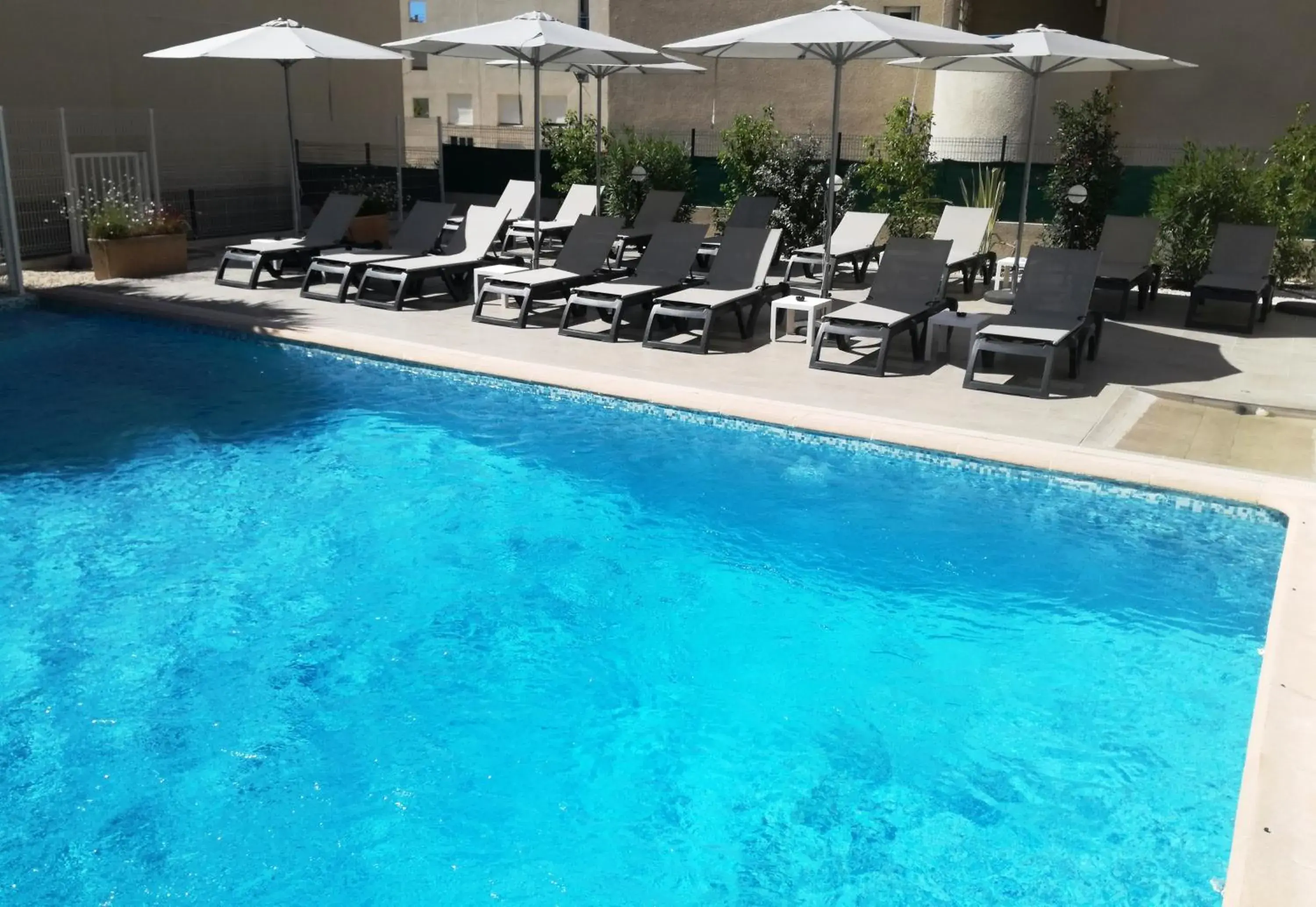 Swimming pool in Ibis Budget Hyères Swimming pool in Ibis Budget Hyères