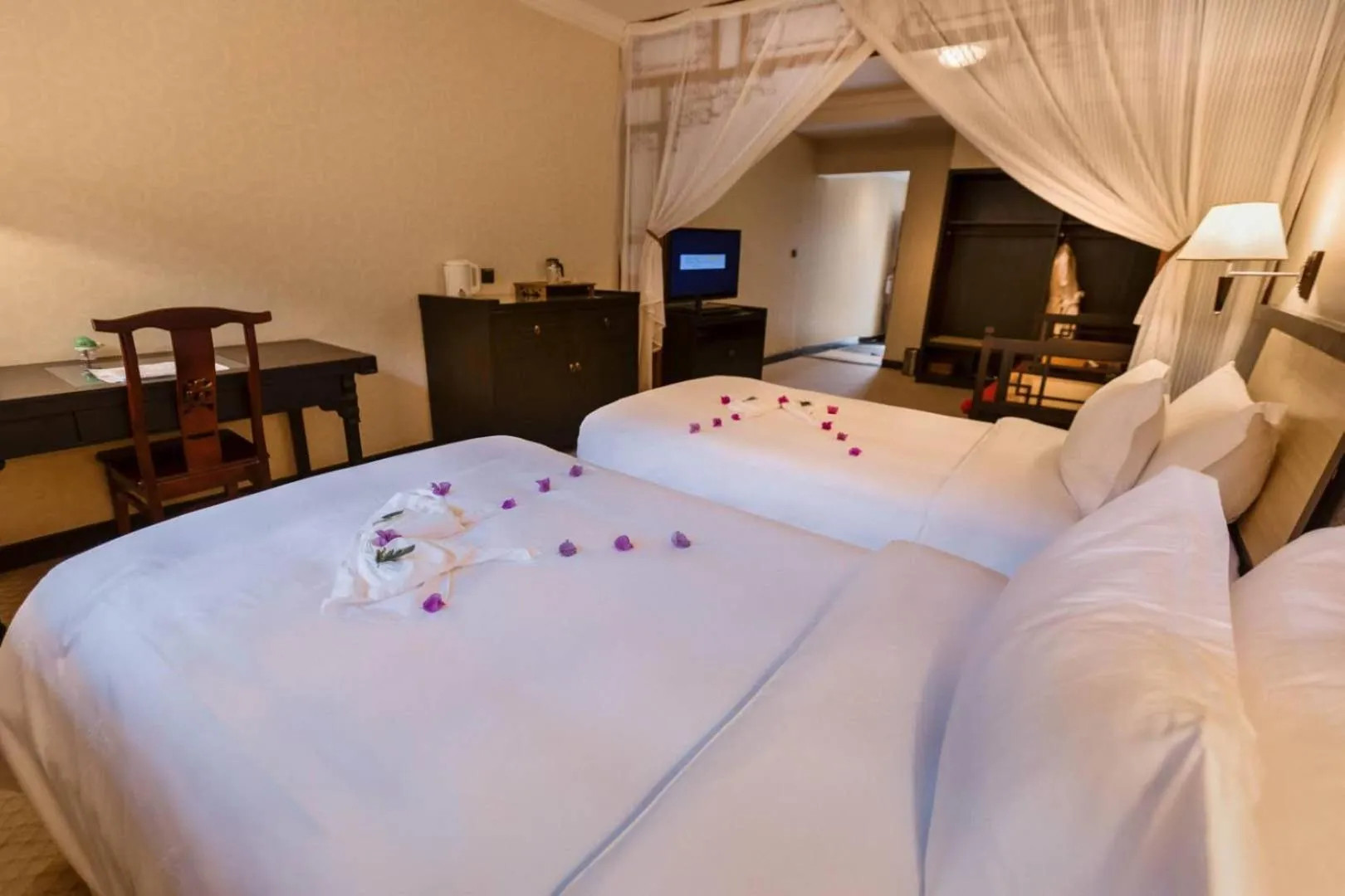 Photo of the whole room, Bed in Lijiang Wangfu Hotel