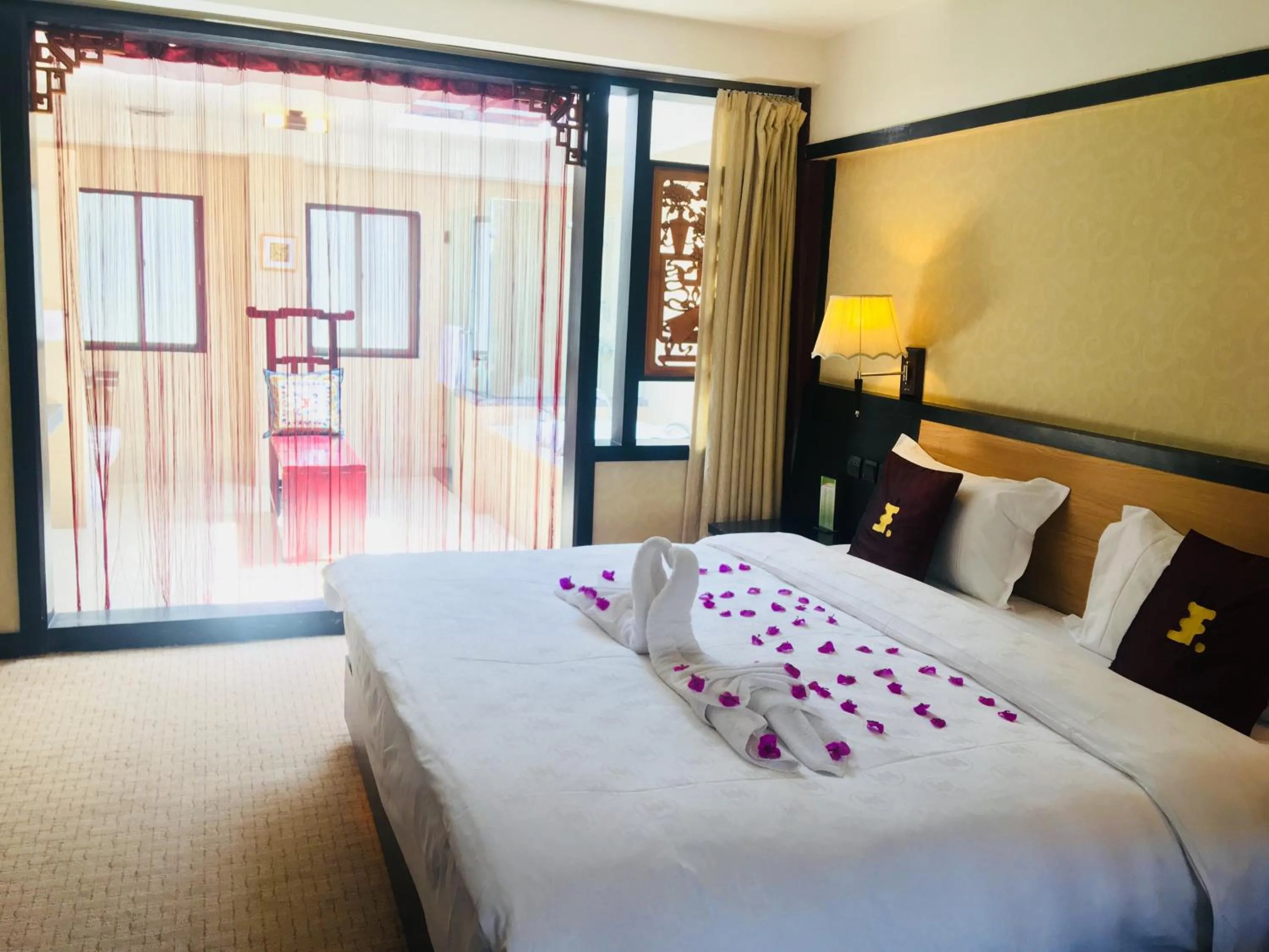 Bed in Lijiang Wangfu Hotel