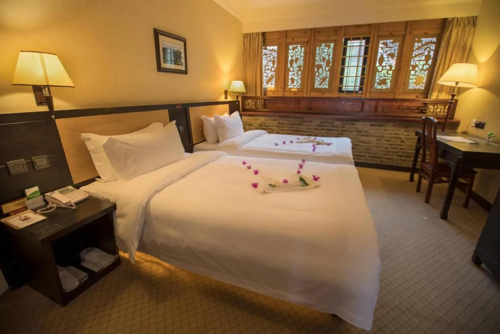 Bed in Lijiang Wangfu Hotel