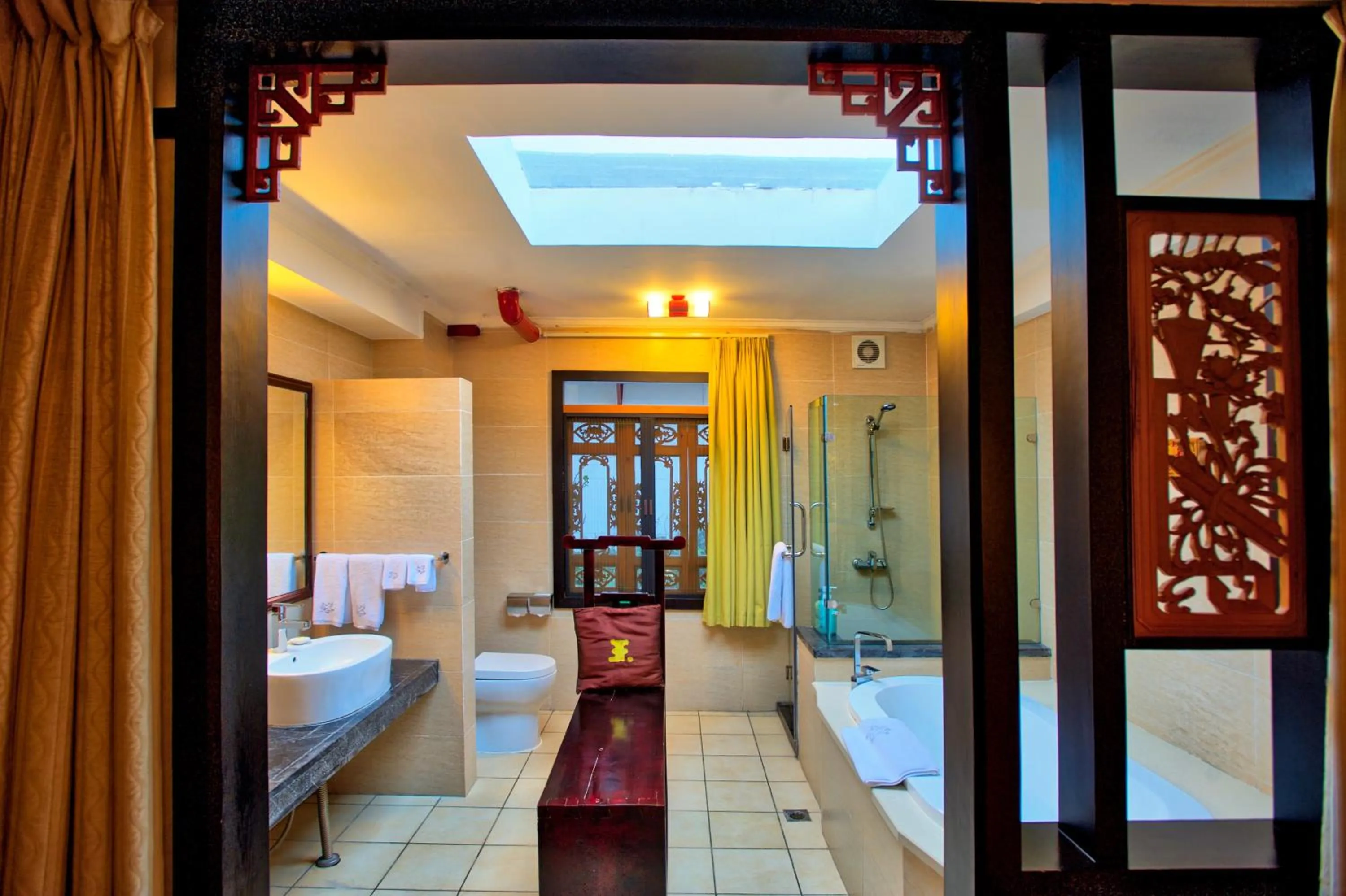 Bed in Lijiang Wangfu Hotel