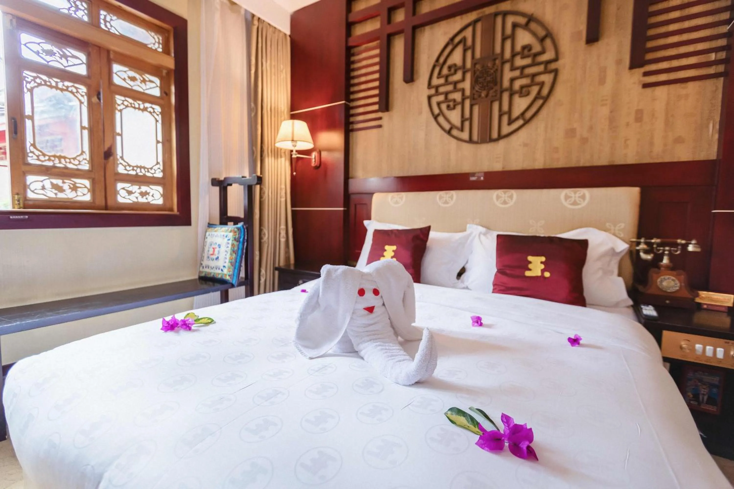 Bed in Lijiang Wangfu Hotel