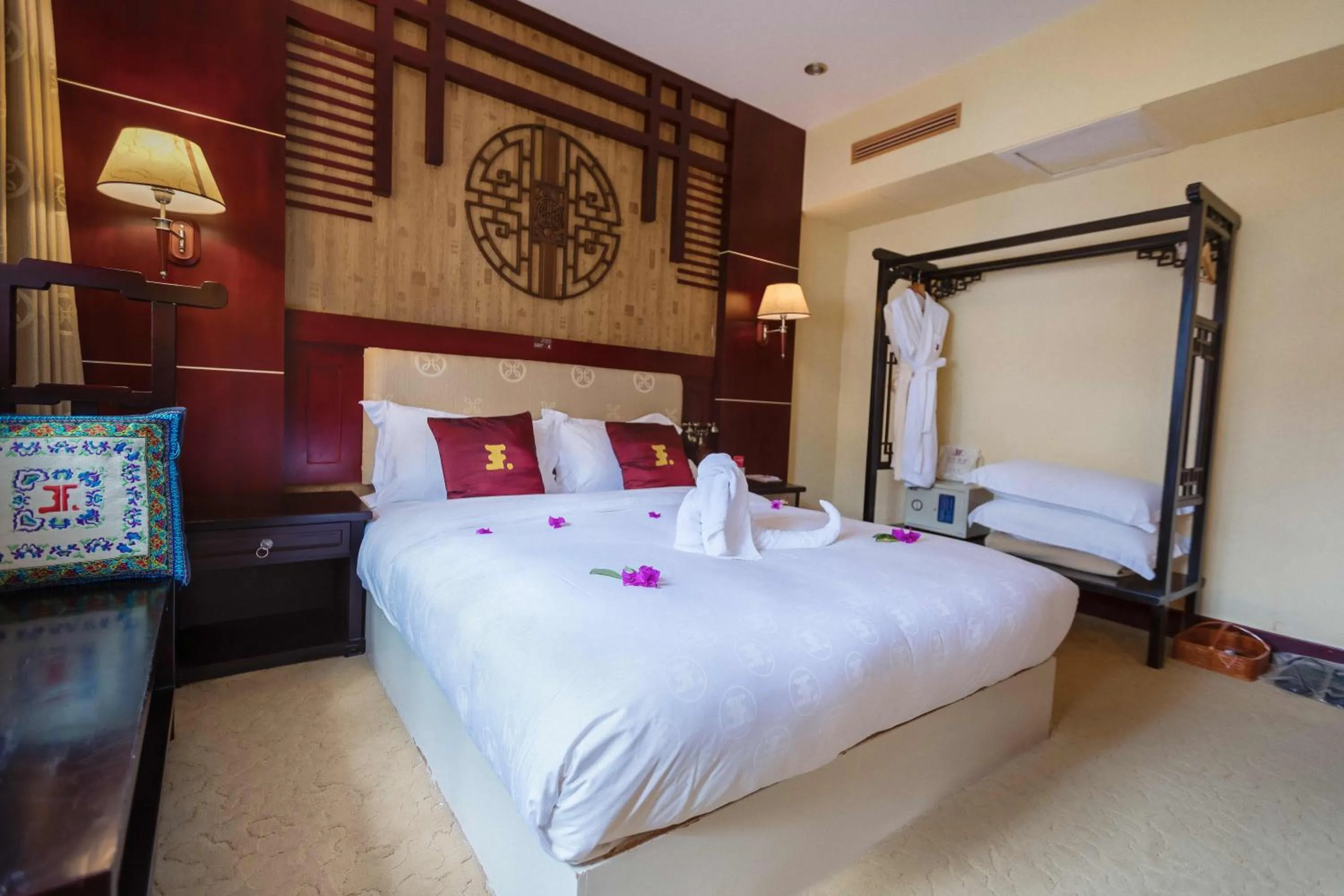 Bed in Lijiang Wangfu Hotel