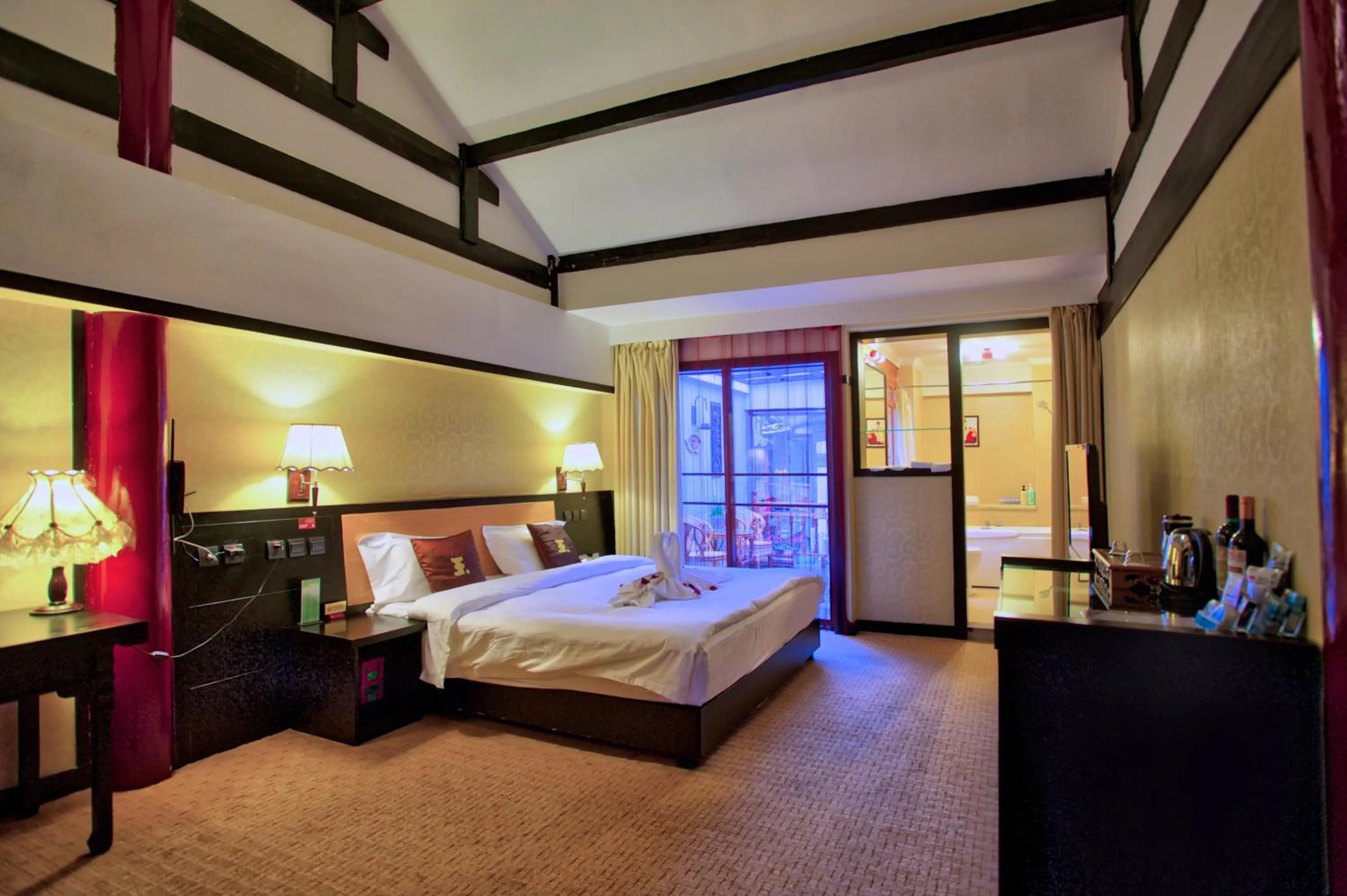 Bed in Lijiang Wangfu Hotel