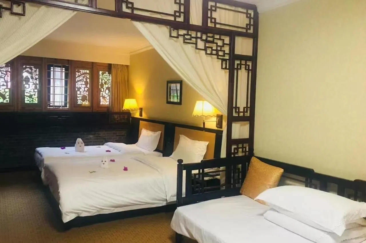 Bed in Lijiang Wangfu Hotel