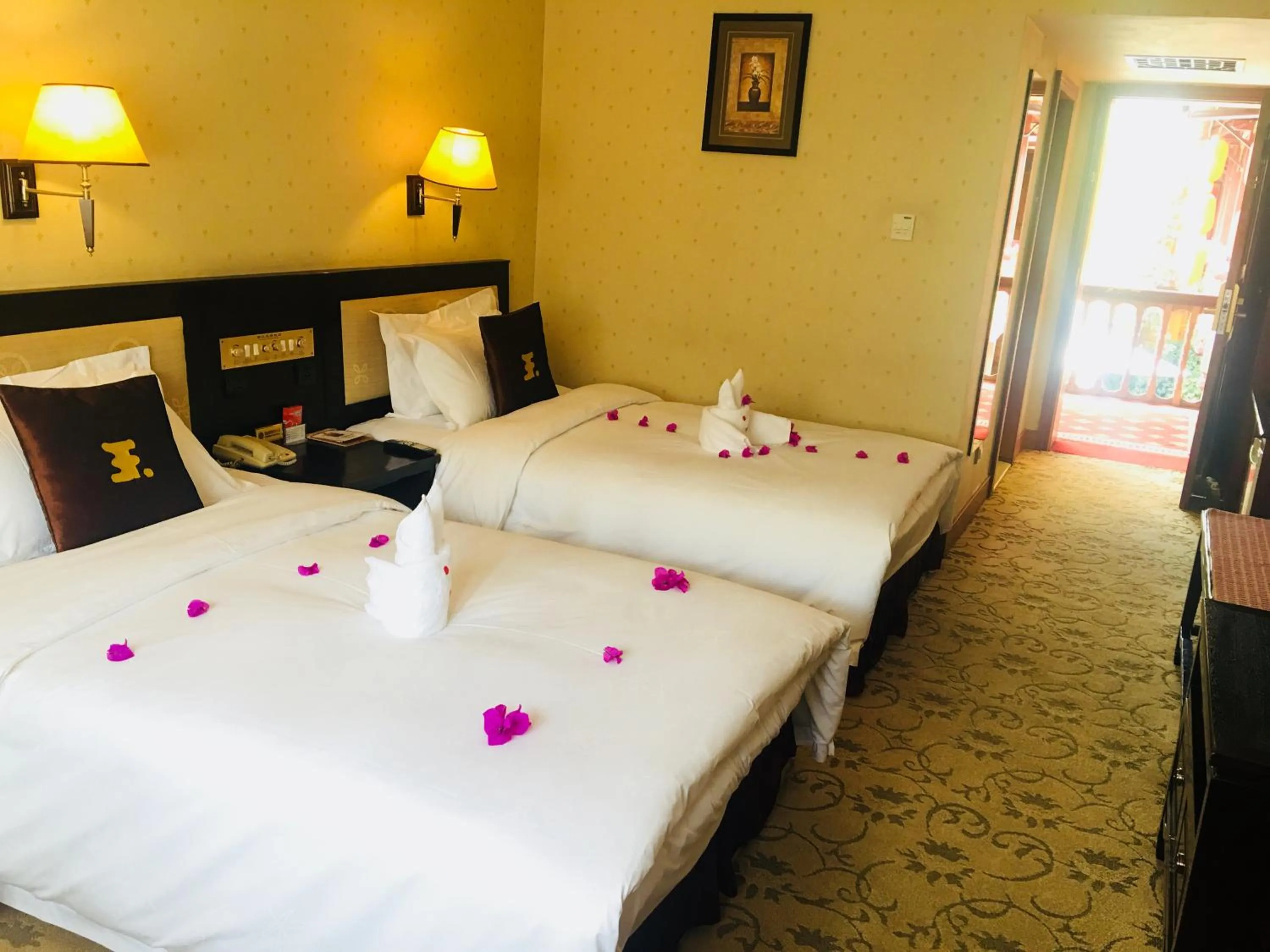 Bed in Lijiang Wangfu Hotel