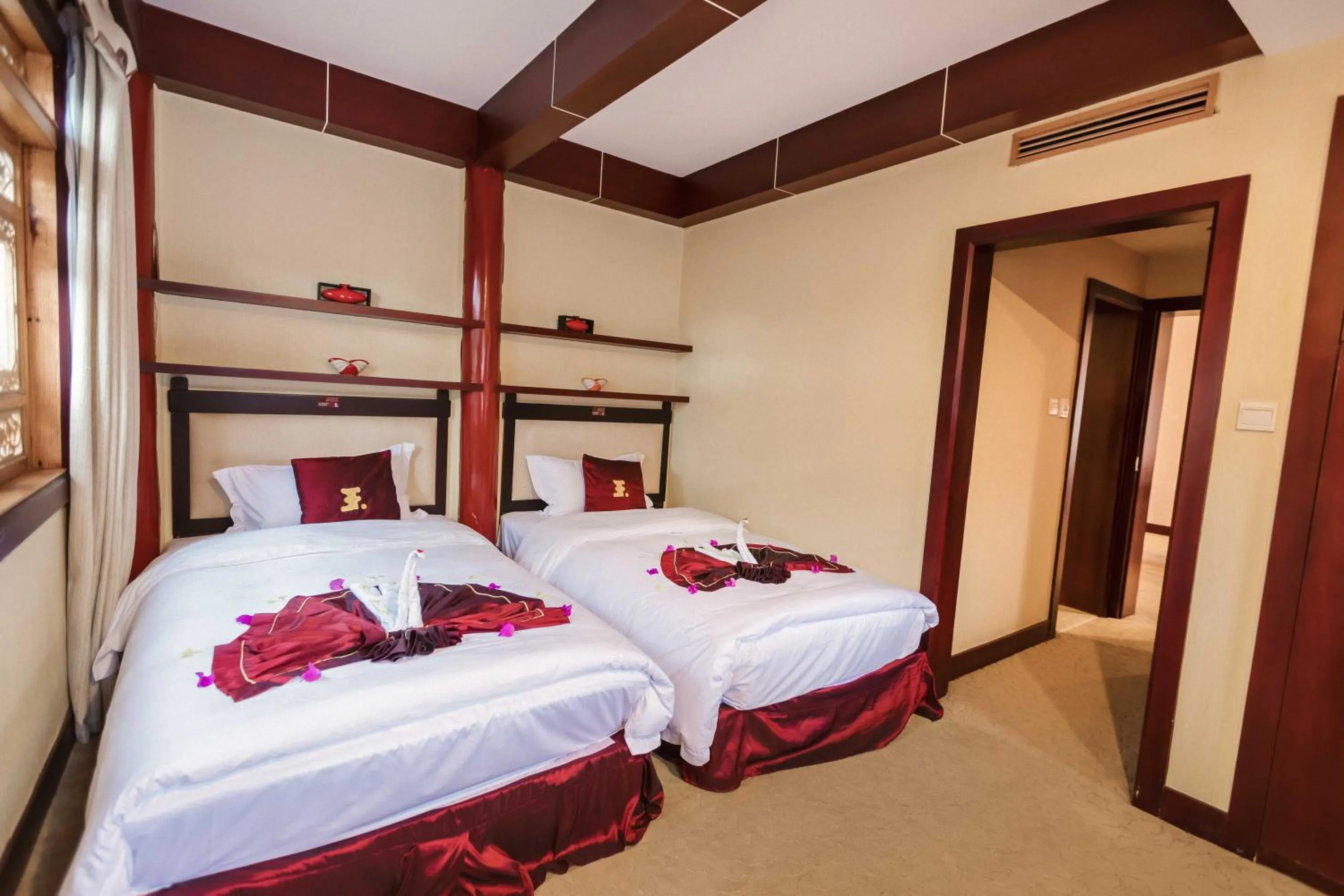 Bed in Lijiang Wangfu Hotel