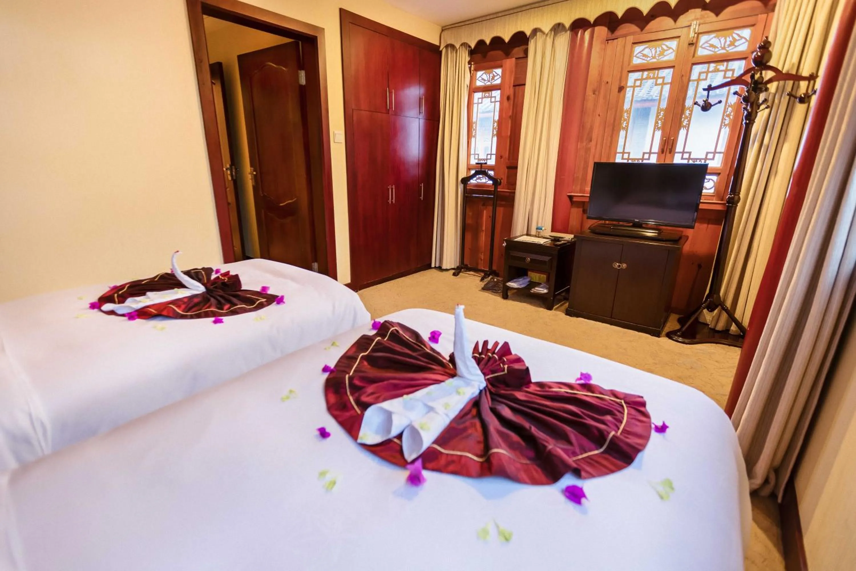 Bed in Lijiang Wangfu Hotel