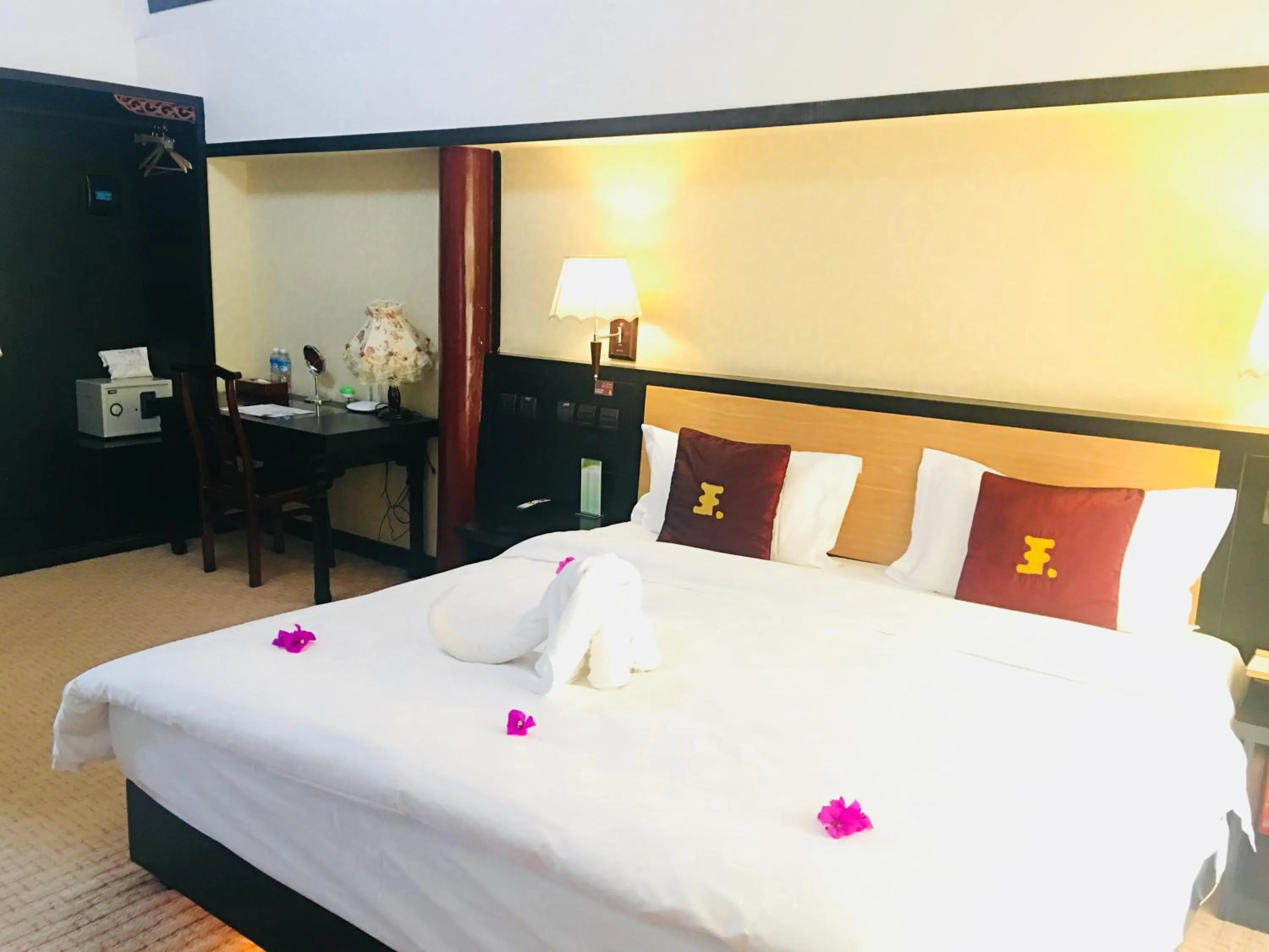 Bed in Lijiang Wangfu Hotel