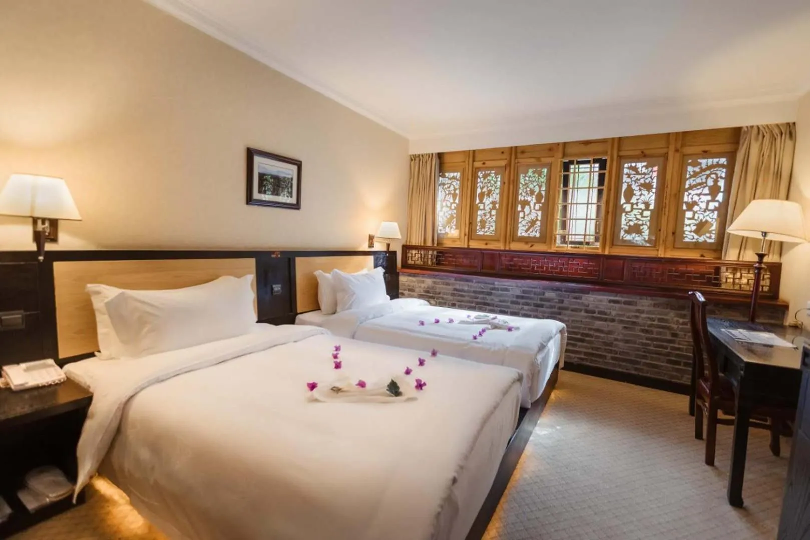 Bed in Lijiang Wangfu Hotel