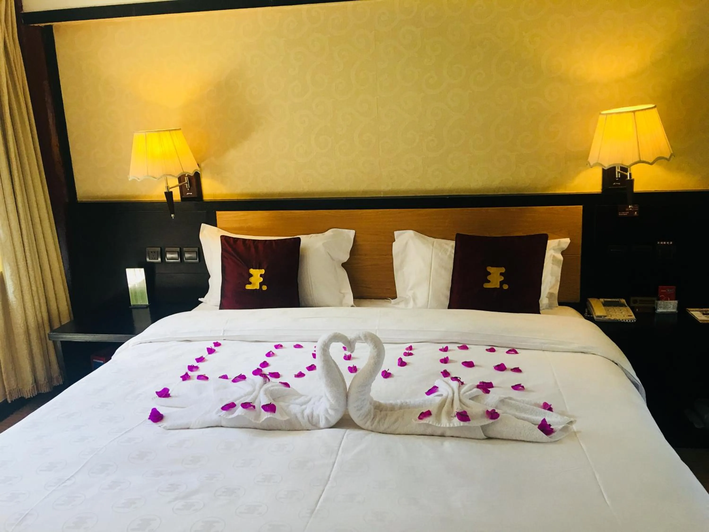 Bed in Lijiang Wangfu Hotel